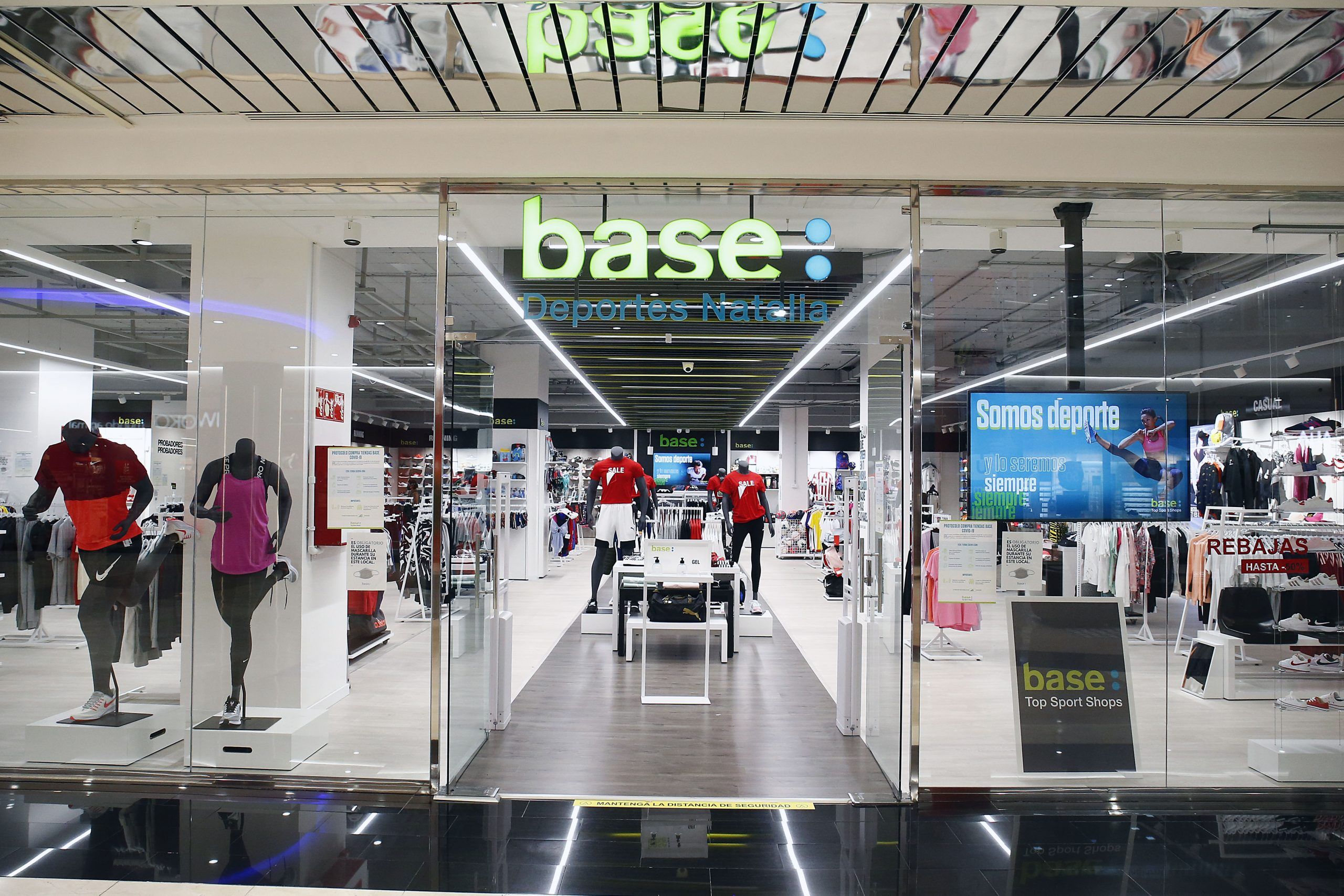 Base abre en un centro comercial de y proyecta