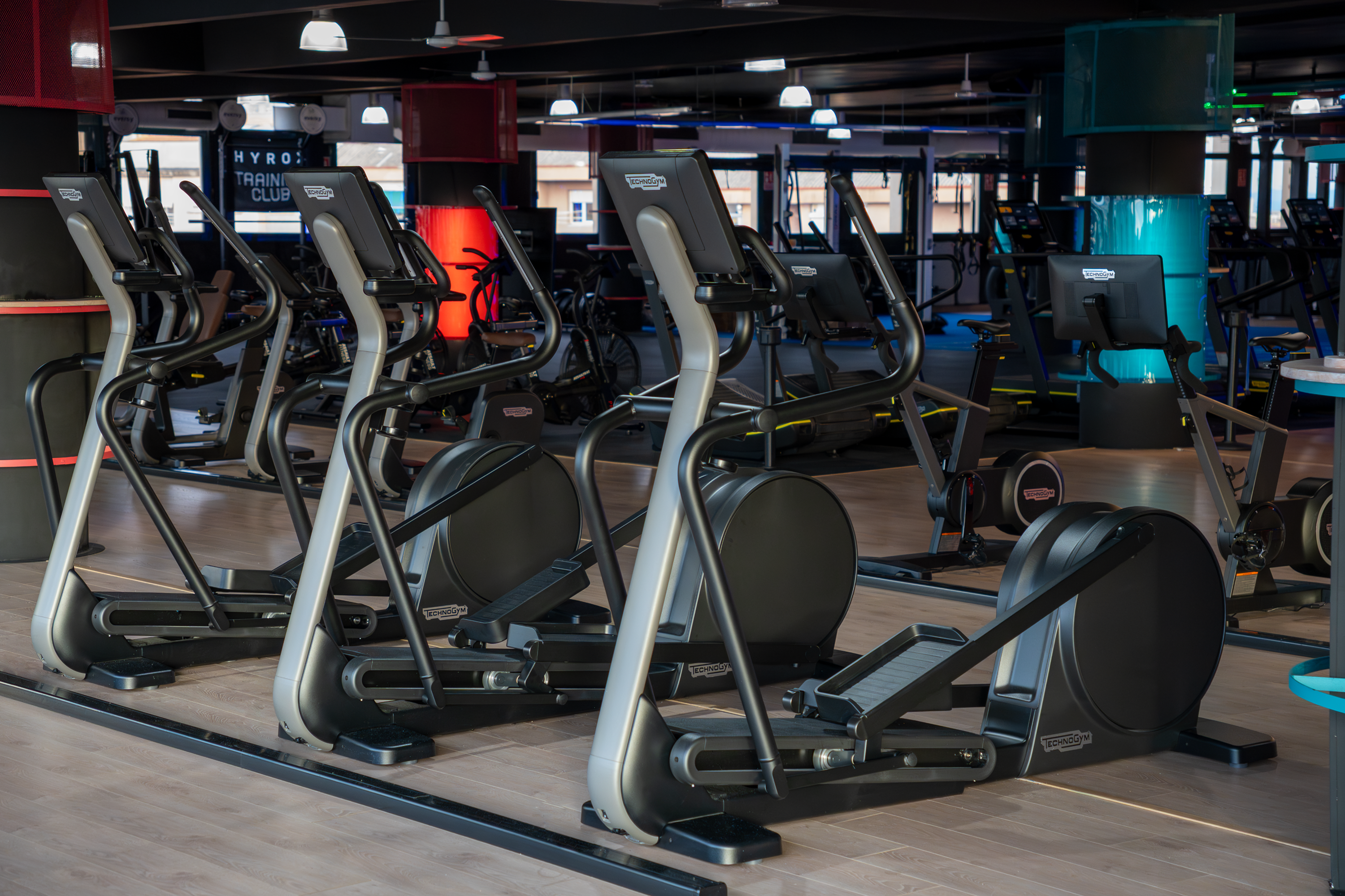 Bicicletas elípticas en la zona cardio