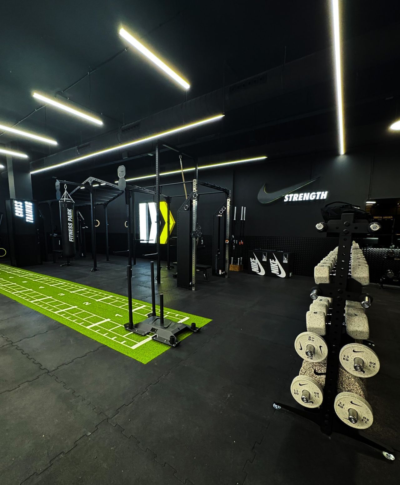 Gimnasio fitness park pesas nike