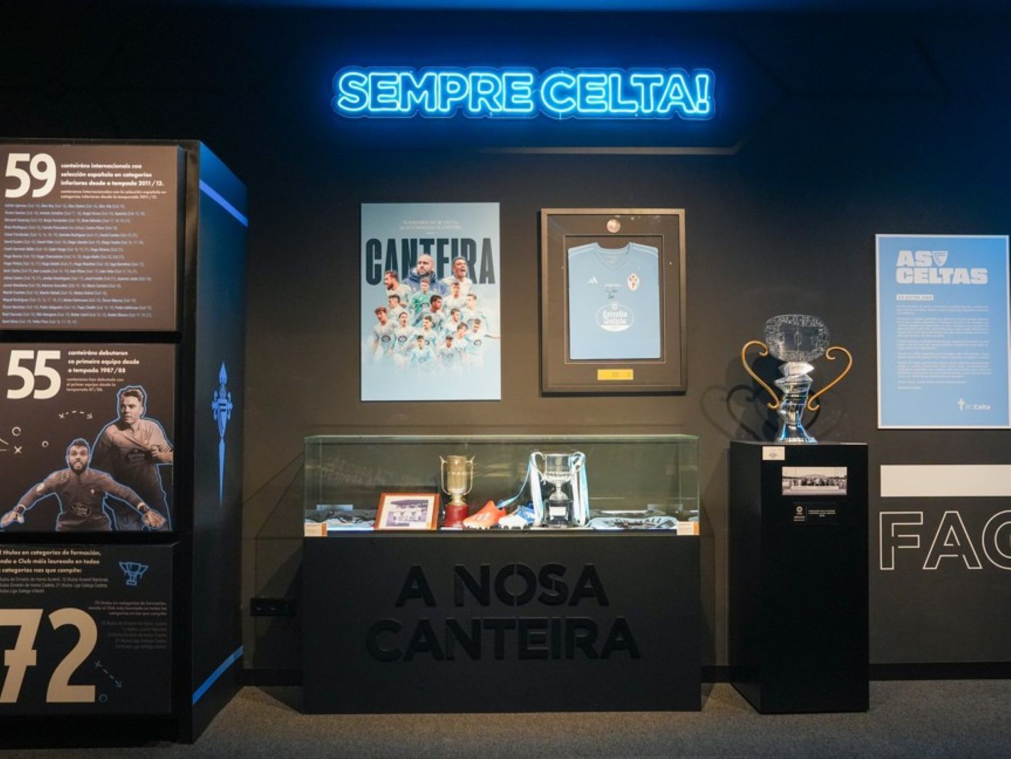 Cuenta con focos dirigidos a las piezas clave y una iluminación ambiental en neonflex azul, con frases icónicas del club.