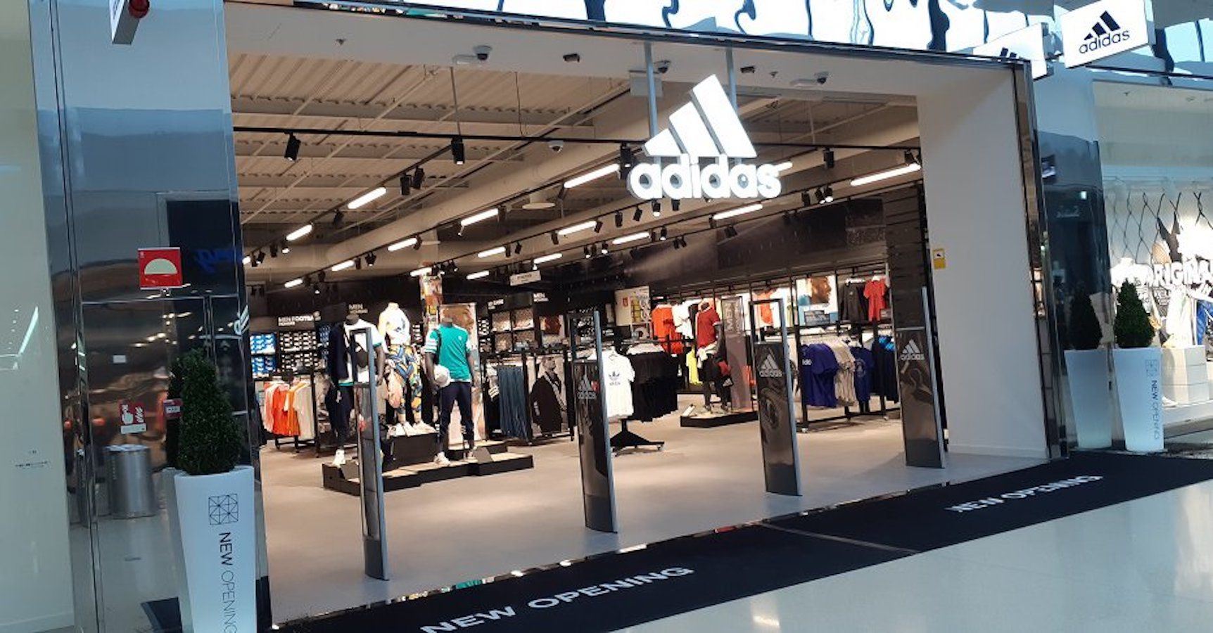 Cumplimiento a Banco homosexual Adidas amplía su red en España con un outlet en La Roca V...