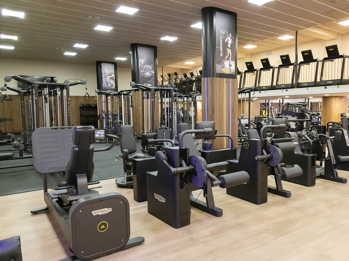 Zona de fuerza guiada y musculación