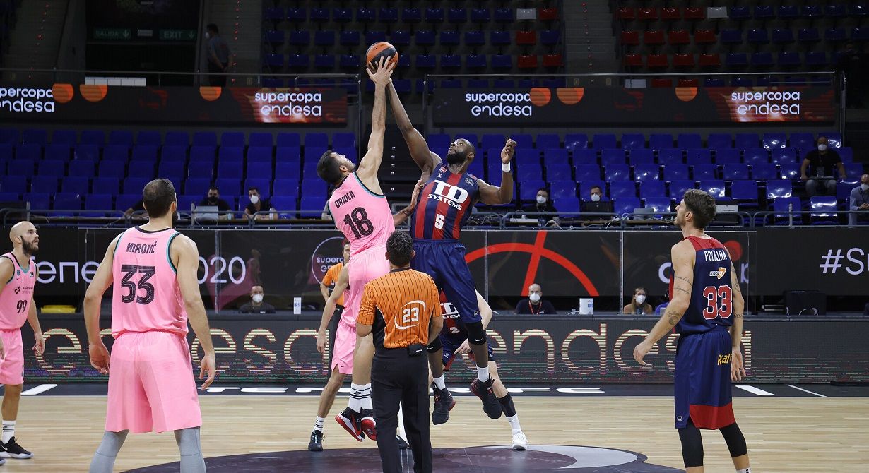 Salto inicial en el Baskonia-Barcelona de la Supercopa Endesa 2020, organizada por la ACB.