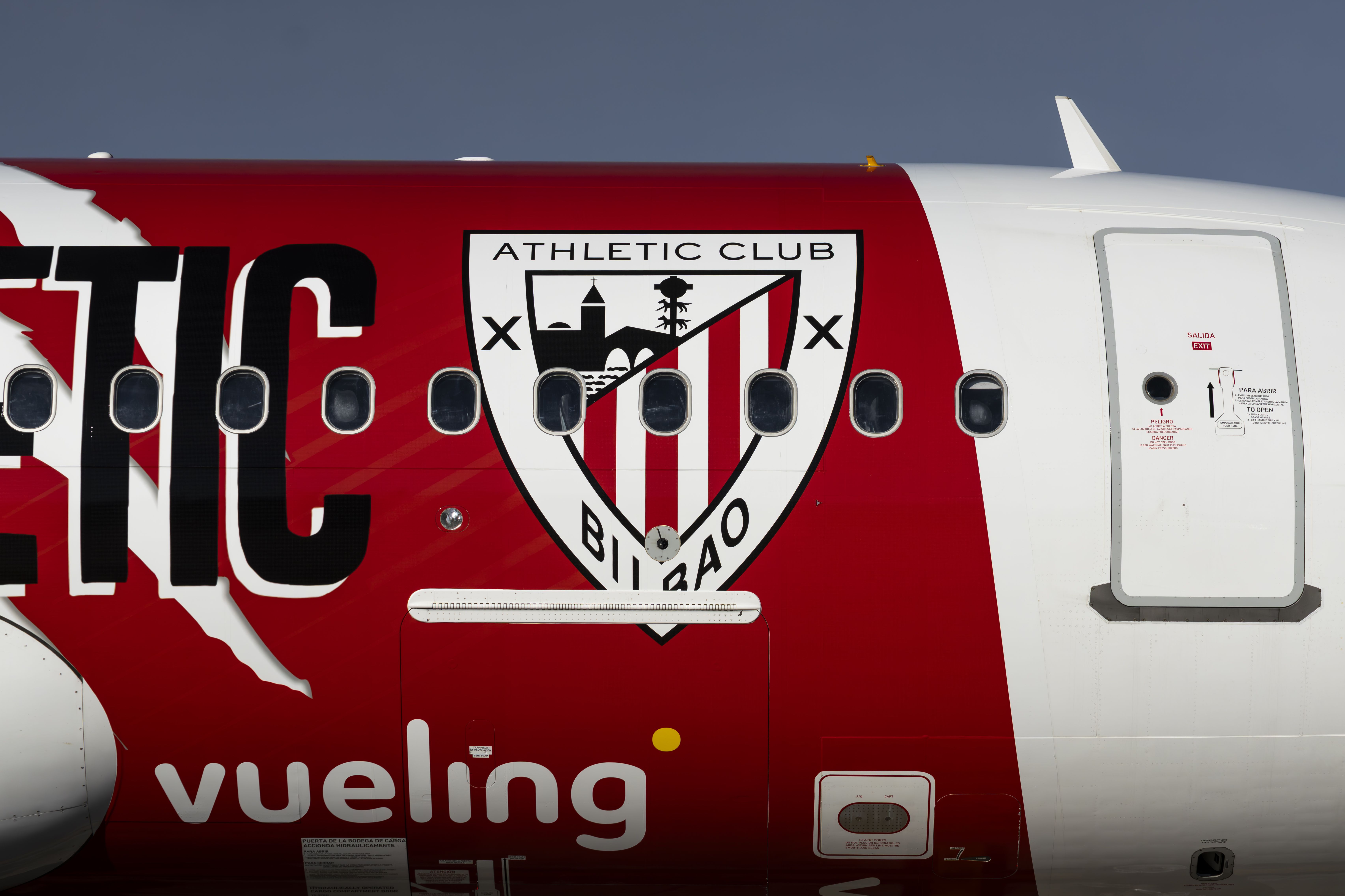 El escudo, en la parte exterior del avión