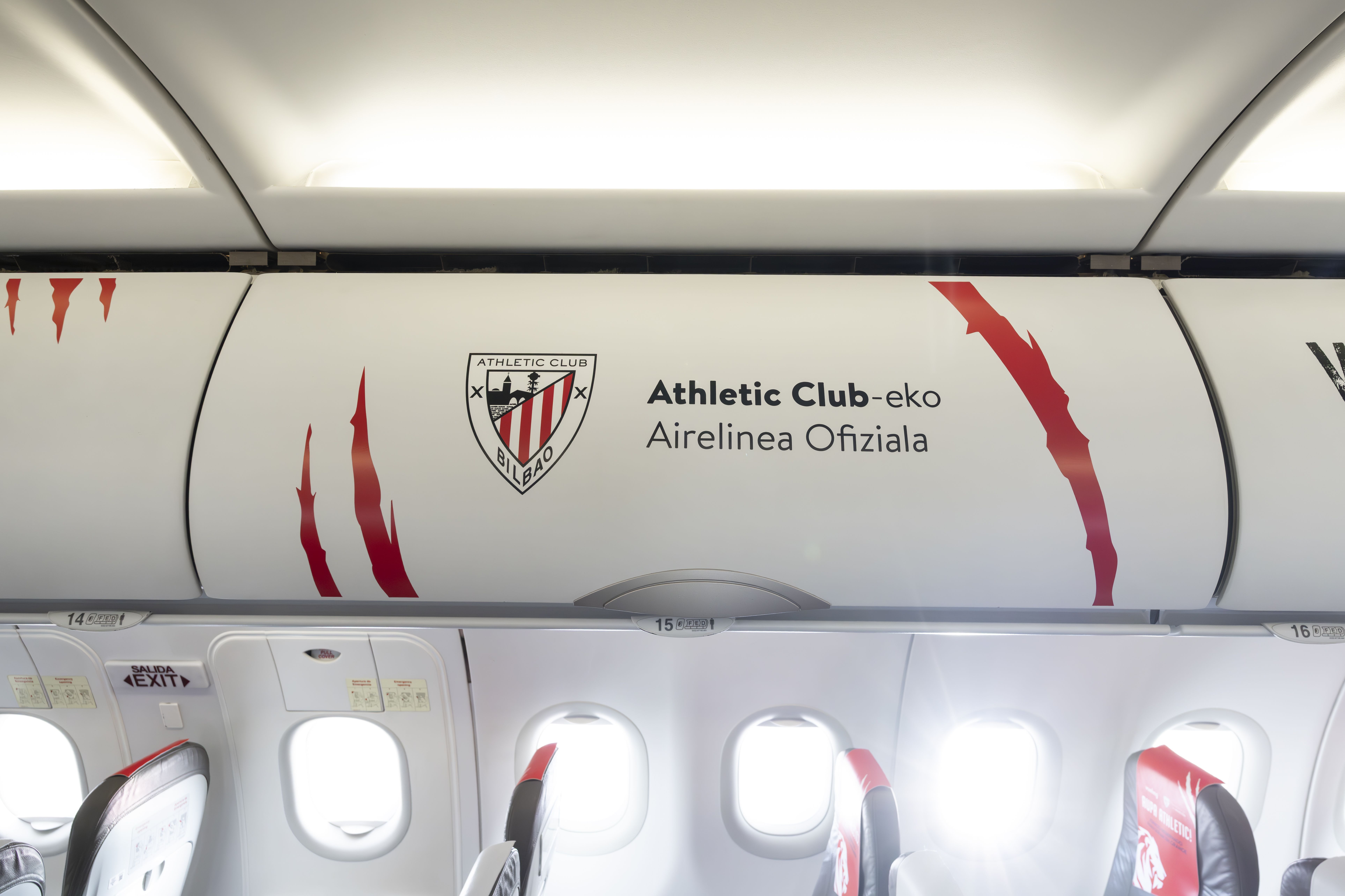 El escudo en el maletero de equipaje