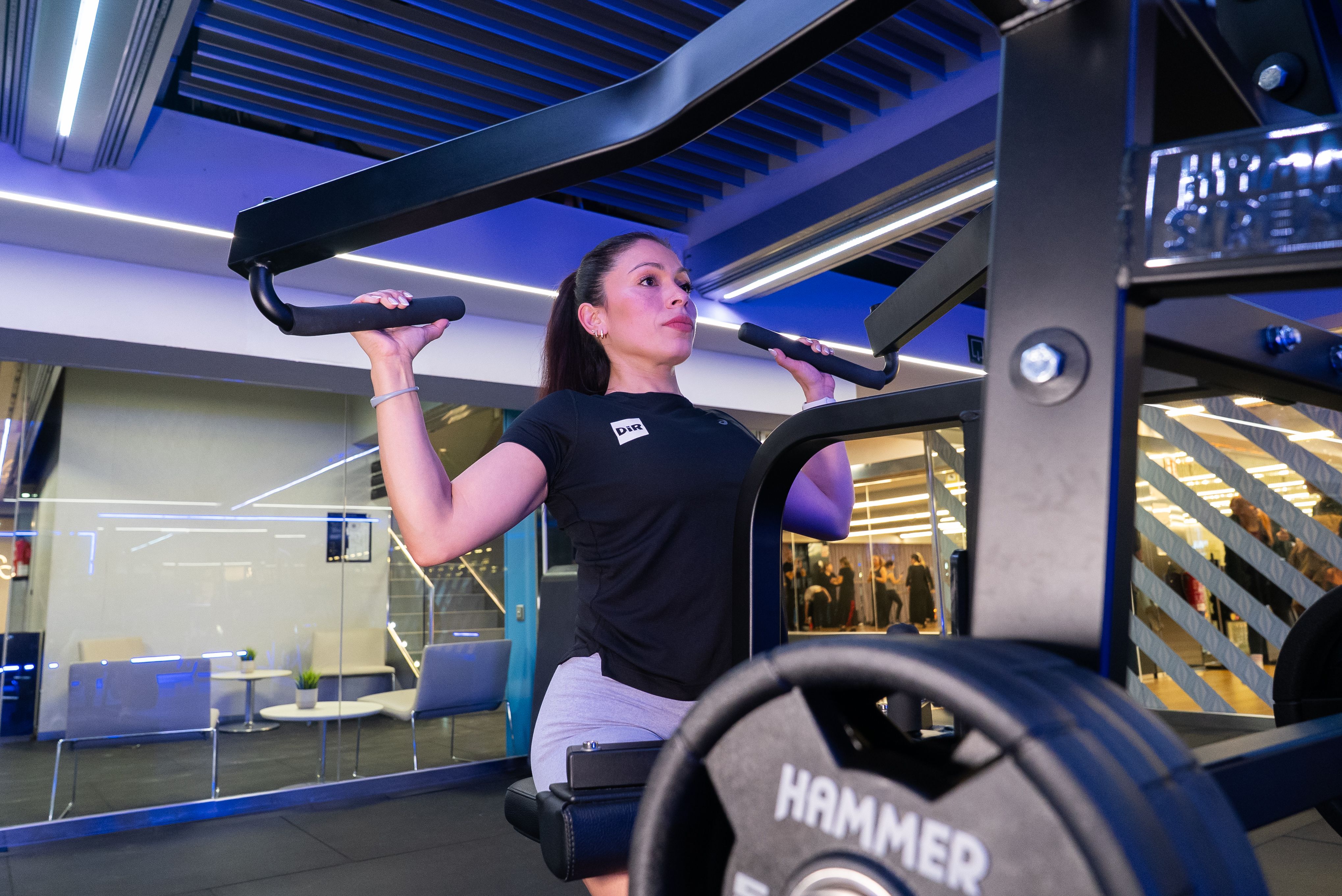 Dir Tuset Boutiques Hammer Strength Life Fitness (4) gimnasio sala fuerza mujer entrenando