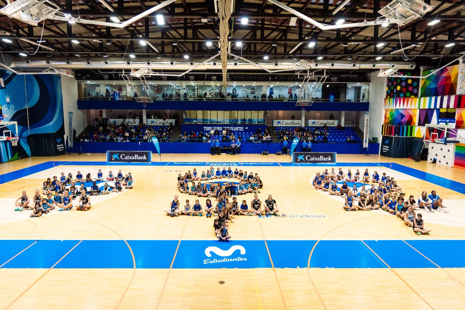 Las jugadoras participaron en una fotografía conjunta, alrededor de los tres círculos de la pista para formar el símbolo de la mujer