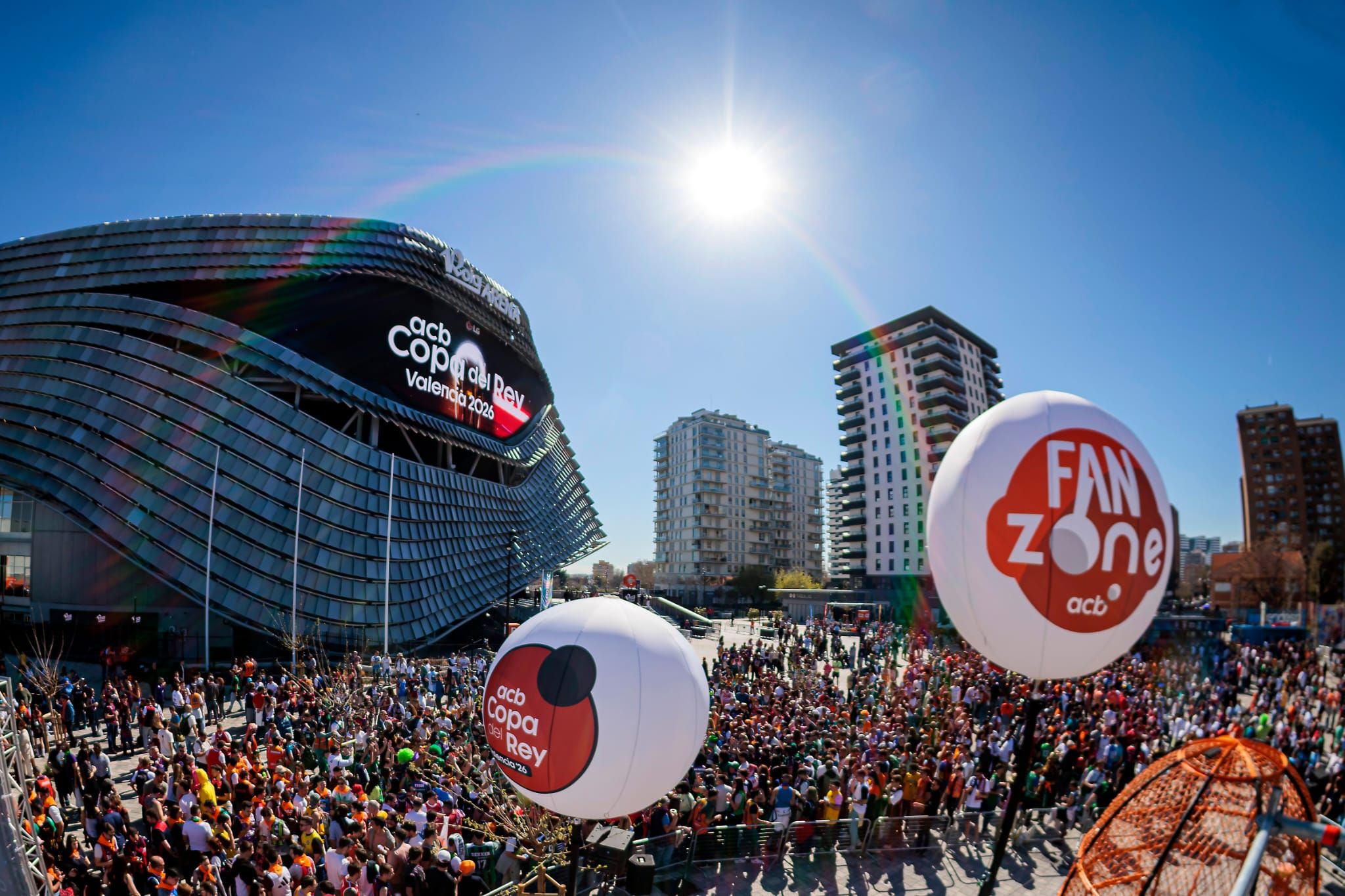 El encuentro de las aficiones congregó a miles de personas frente al Roig Arena.