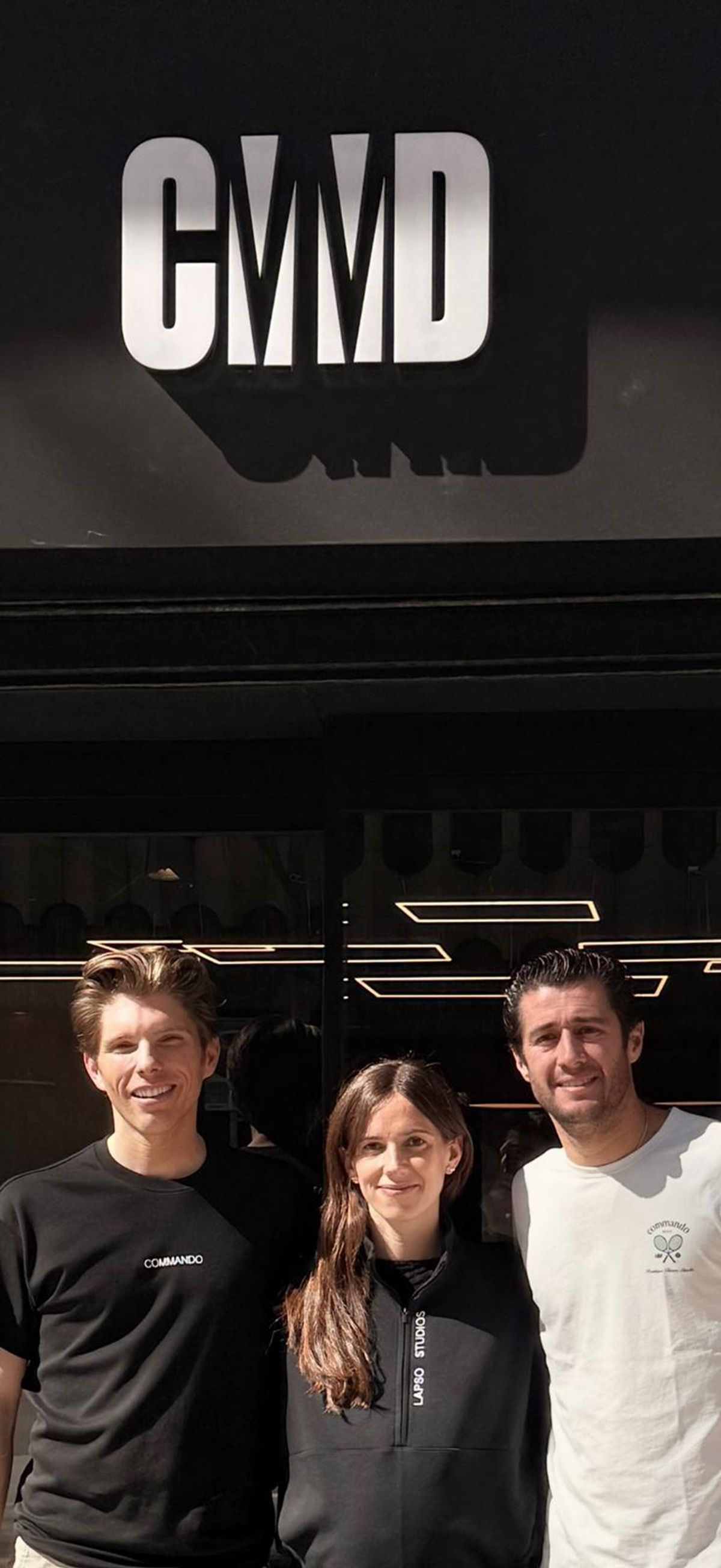 Javier Herrarte y Eugenia Llopart, fundadores de Lapso Studios, junto a Joaquín Hirschfeld, CEO de Commando