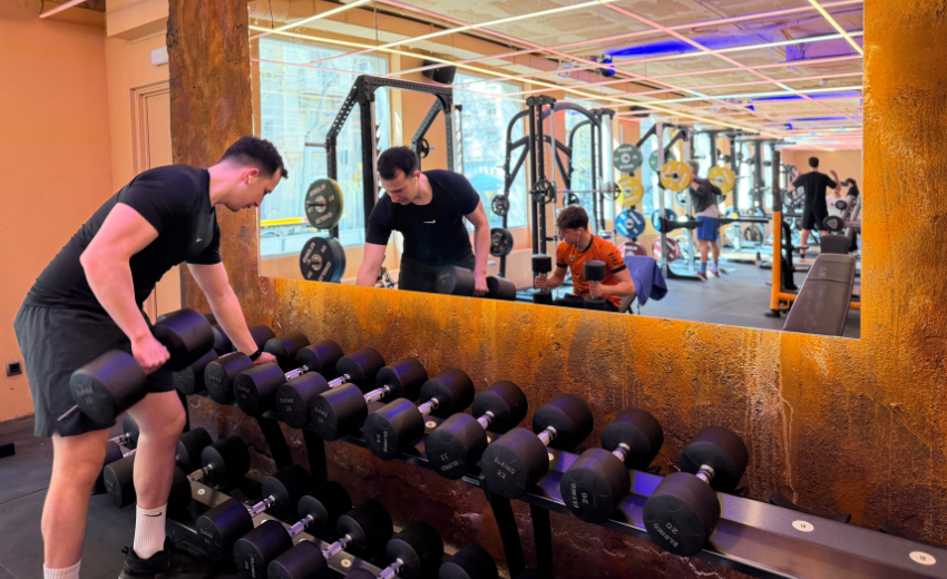 Gimnasio Claror zona pesas Sagrada Familia