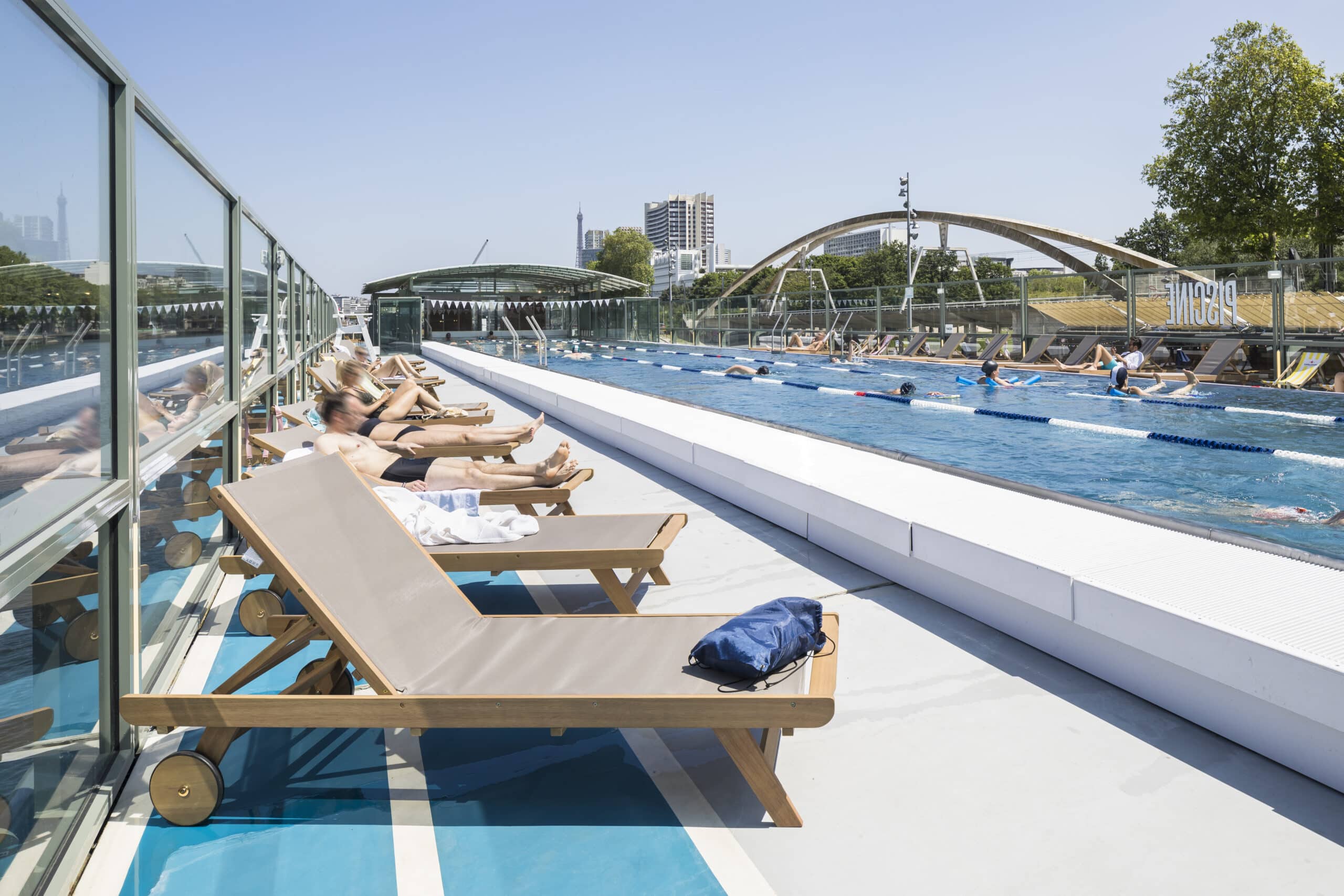 Annette K. es un barco con piscina y gimnasio que recorre París por el Sena