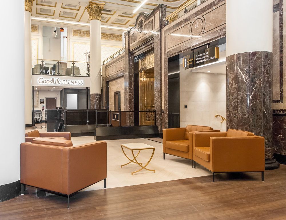 Recepción del gimnasio Goodlife Fitness en el antiguo Bank of Montreal Recepción del gimnasio Goodlife Fitness en el antiguo Bank of Montreal
