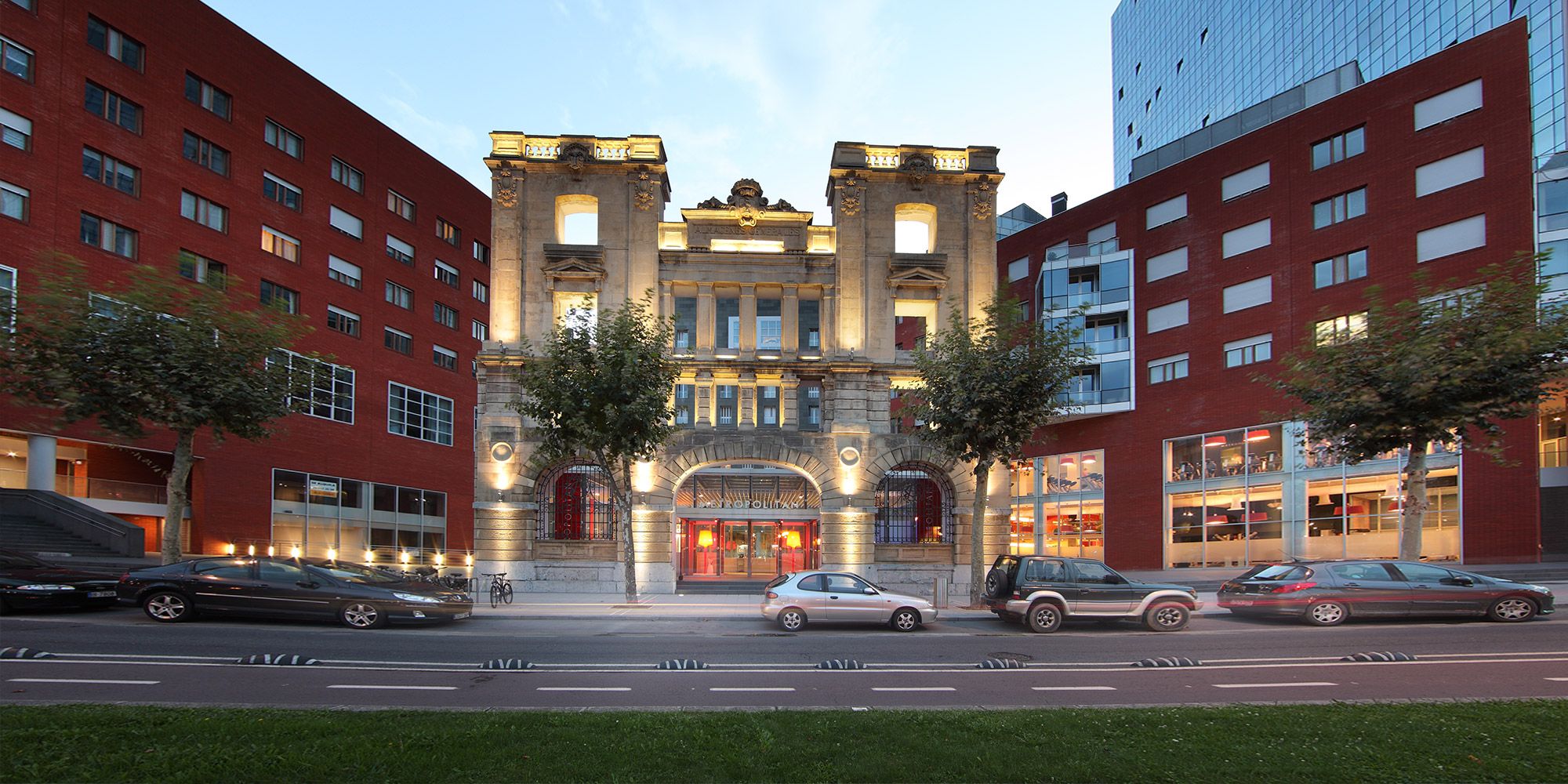 En Bilbao, Metropolitan se ubica en el complejo Isozaki Atea, un conjunto arquitectónico moderno diseñado por el arquitecto japonés Arata Isozaki En Bilbao, Metropolitan se ubica en el complejo Isozaki Atea, un conjunto arquitectónico moderno diseñado por el arquitecto japonés Arata Isozaki