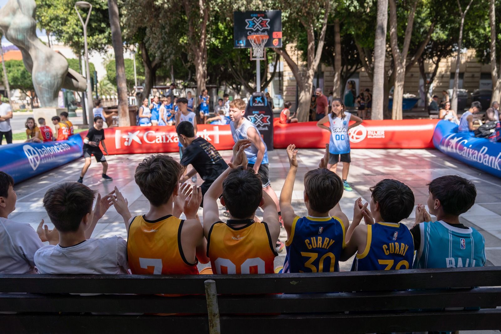 CaixaBank mantiene su apuesta por el baloncesto con el histórico patrocinio del mayor circuito de baloncesto 3x3 gratuito y al aire libre de España.