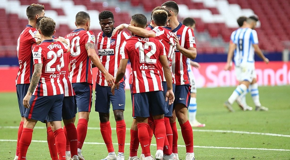 Los jugadores del Atlético de Madrid se abrazan tras un gol en un partido de LaLiga.