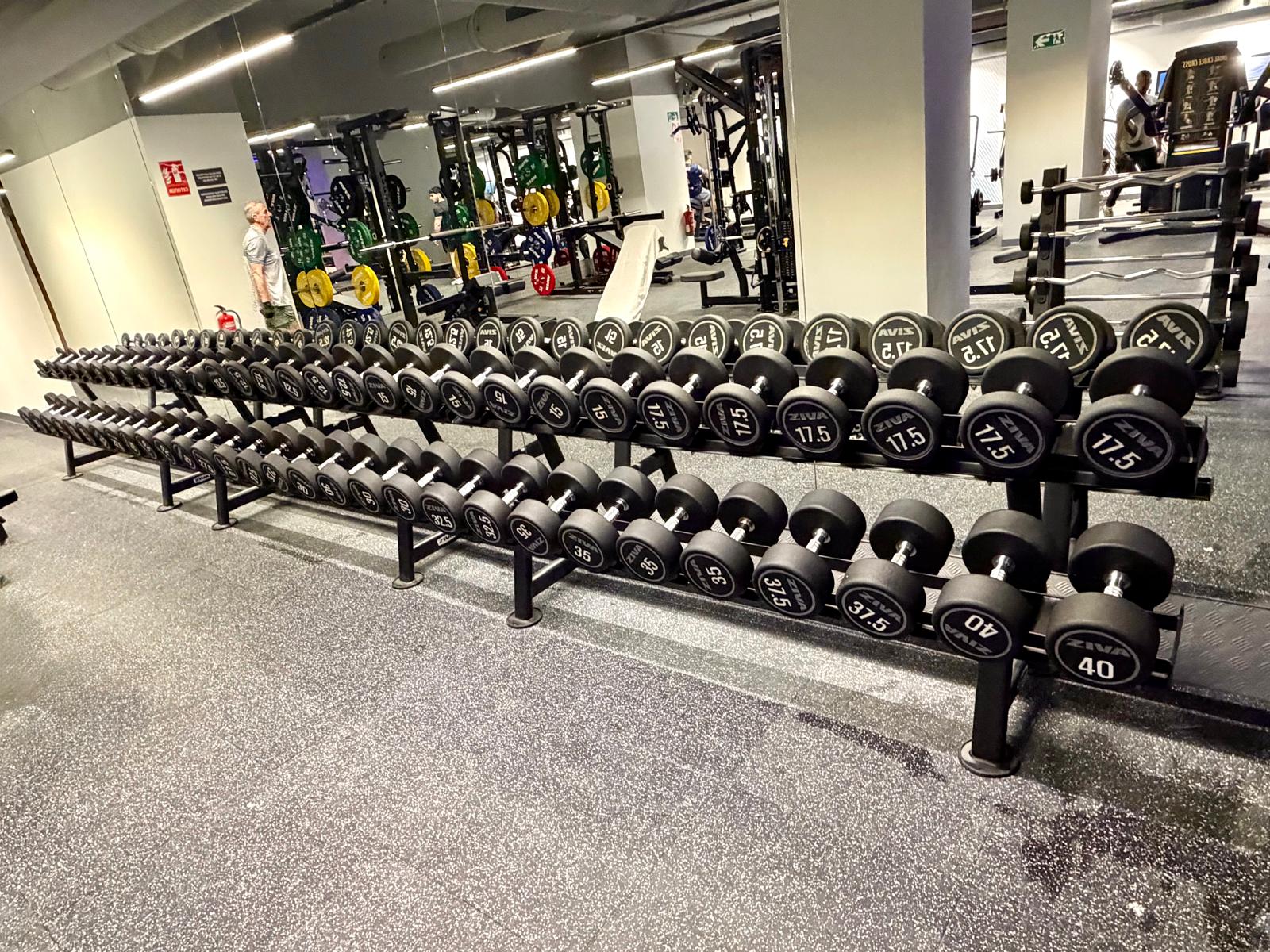 Los gimnasios de Anytime Fitness disponen de una zona de peso libre