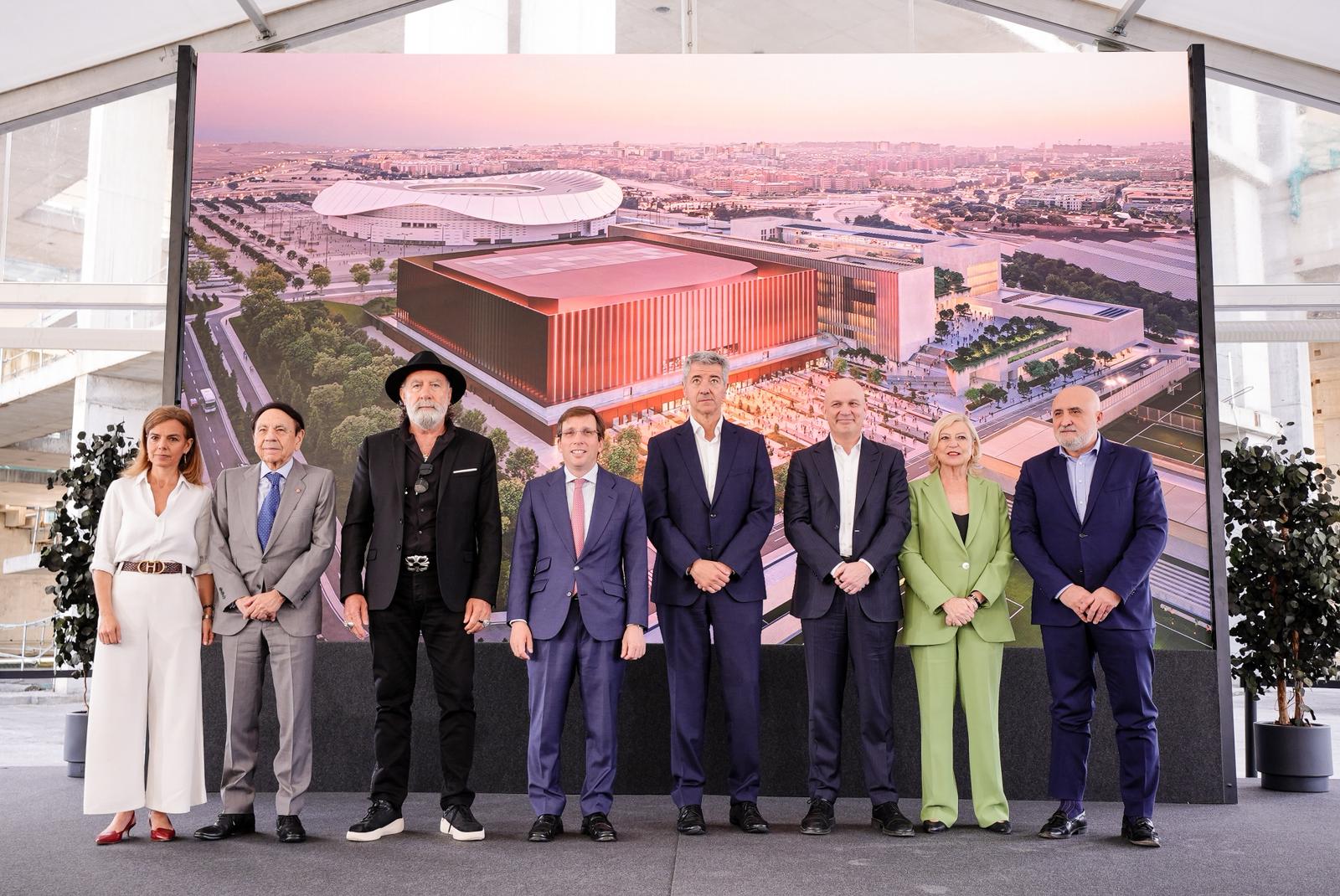 Foto de familia de la presentación del complejo multiusos en San Blas Canillejas