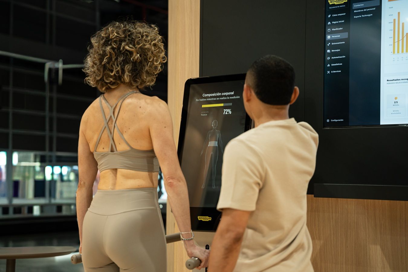 El Technogym AI Ecosystem se basa en una plataforma integral que combina evaluación, entrenamiento adaptativo y apoyo a operadores y entrenadores mediante inteligencia artificial.