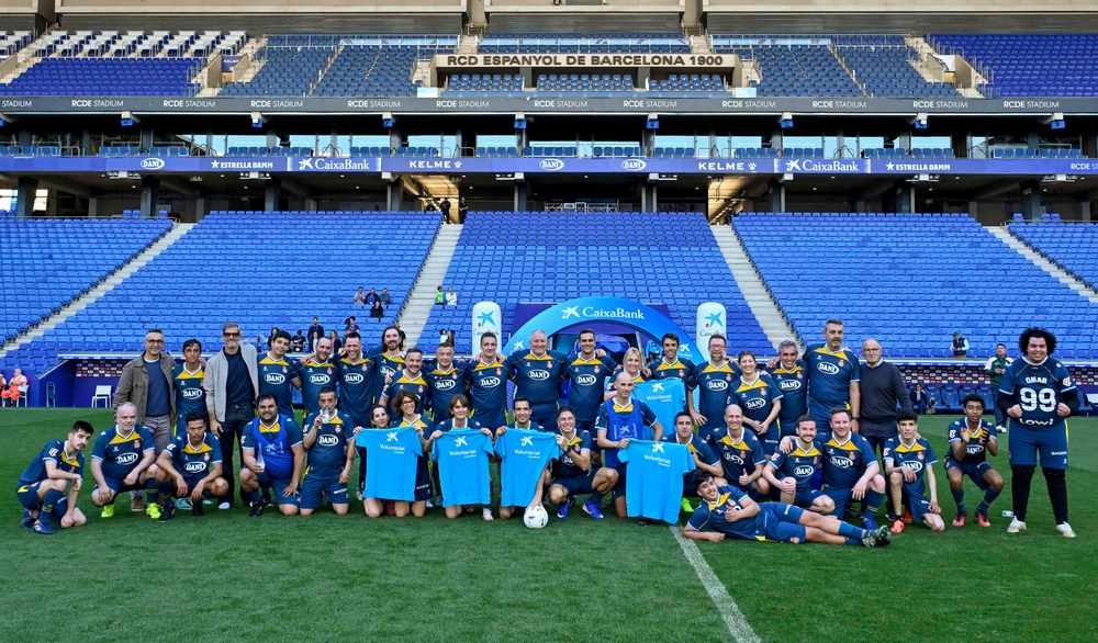 CaixaBank convierte en jugadores profesionales por un día a 35 aficionados del RCD Espanyol
