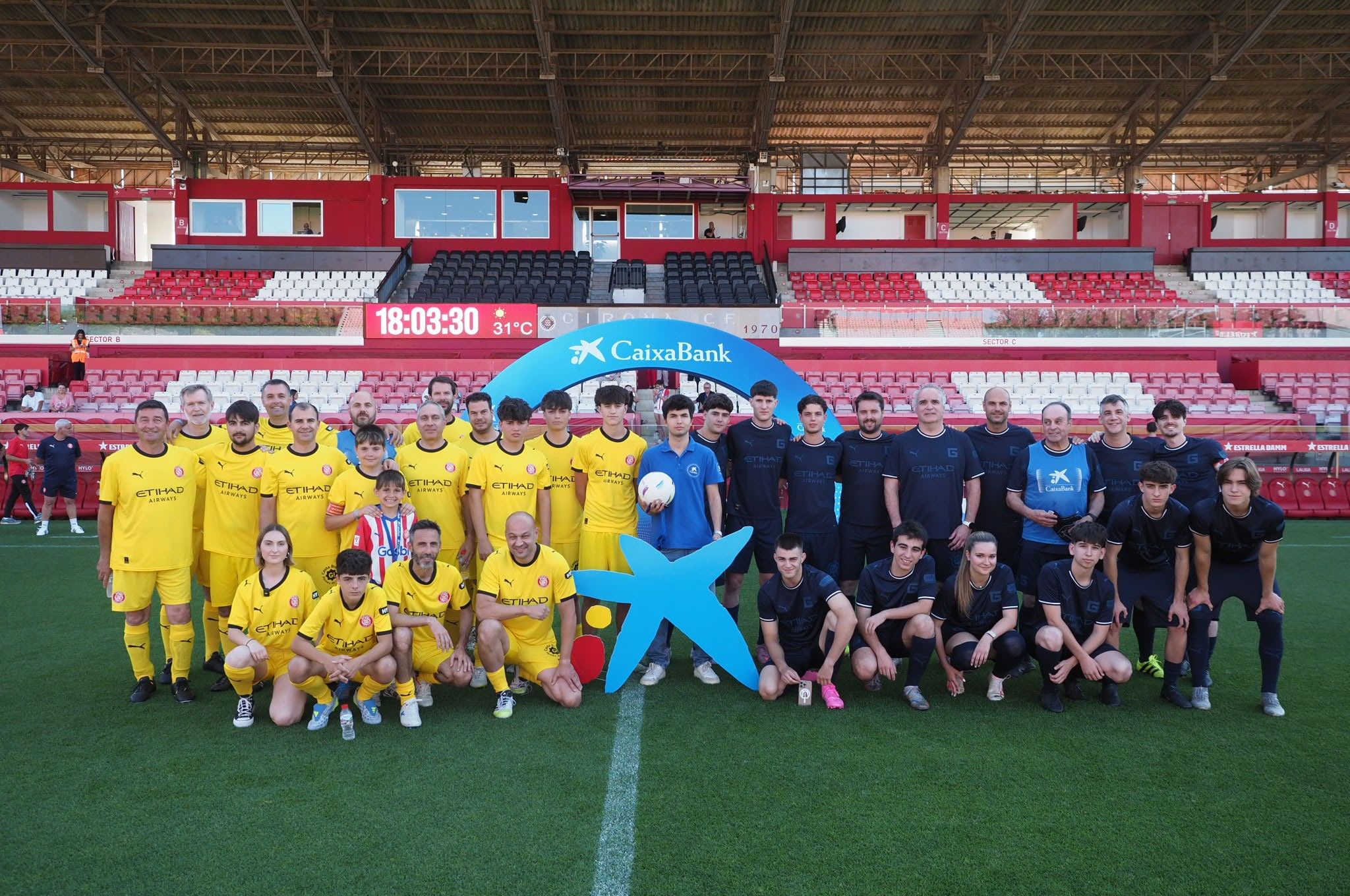 CaixaBank convierte en jugadores profesionales por un día a 32 aficionados del Girona FC