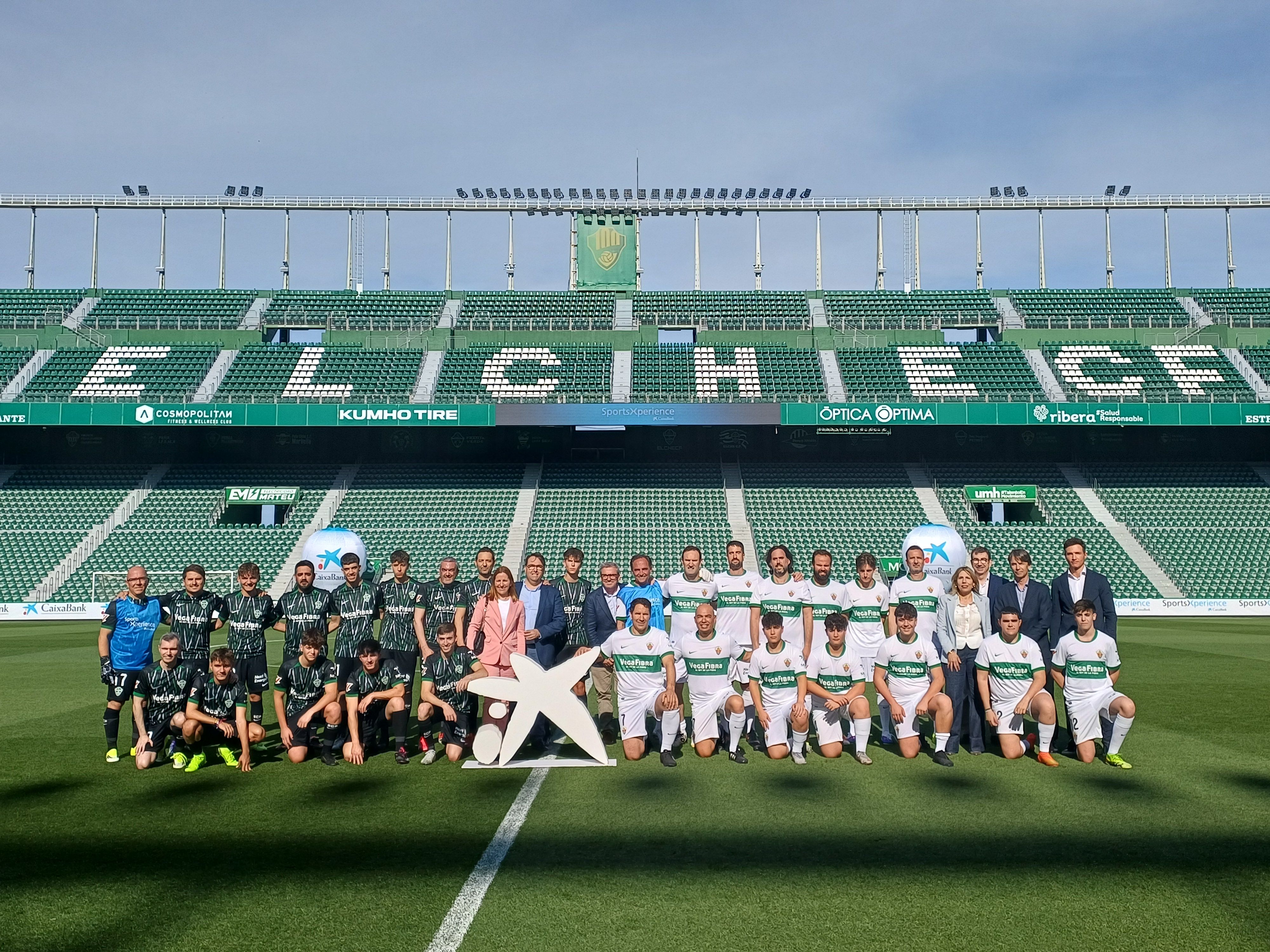 40 clientes de CaixaBank jugaron un partido de fútbol en el Martínez Valero
