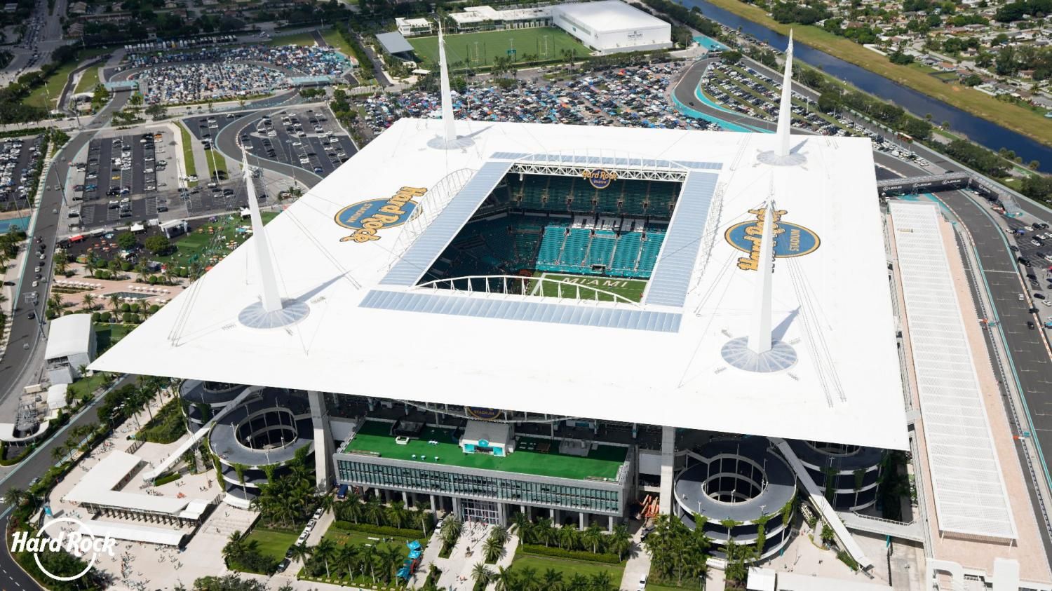 El Hard Rock Stadium de Miami incorporó un techo fijo en 2015 para ofrecer sombra en buena parte del recinto.