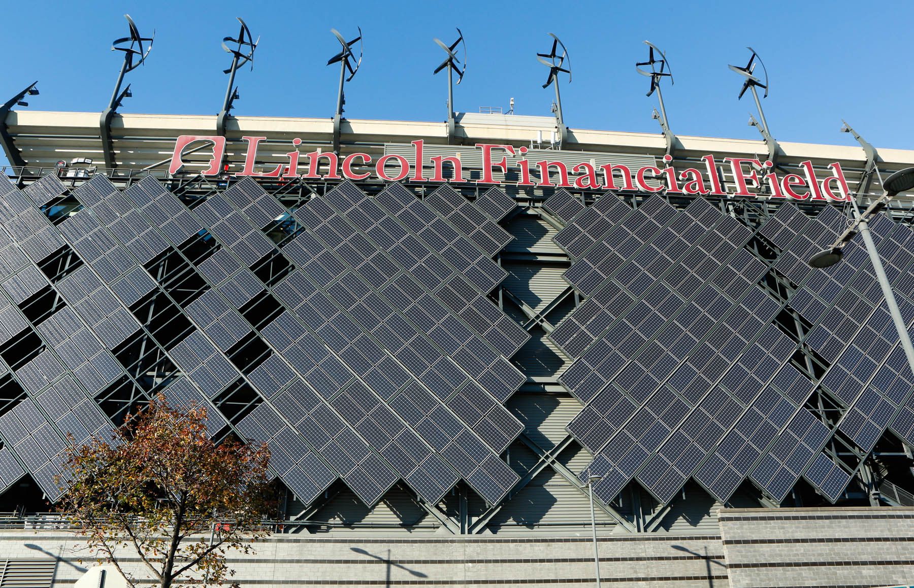 El Lincoln Financial Field de Filadelfia tiene más de 11.000 paneles solares y 14 microturbinas eólicas.