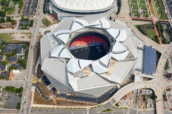 El techo del Mercedes-Benz Stadium de Atlanta, que se abre y se cierra en forma de óculo.