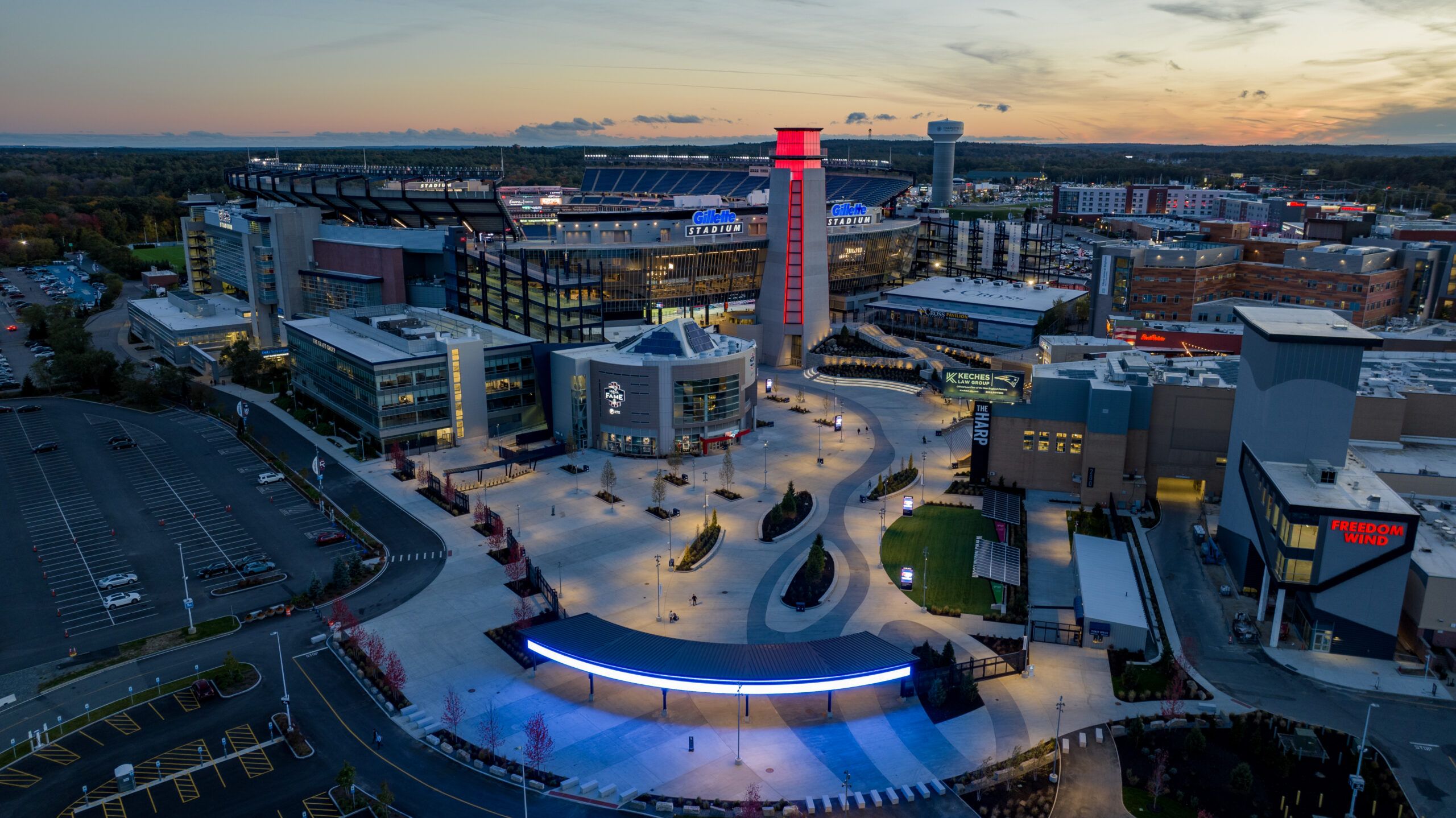 El Patriot Place es un complejo adyacente al Gillette Stadium de Boston, donde los aficionados pueden disfrutar de la comida local y de otras actividades.