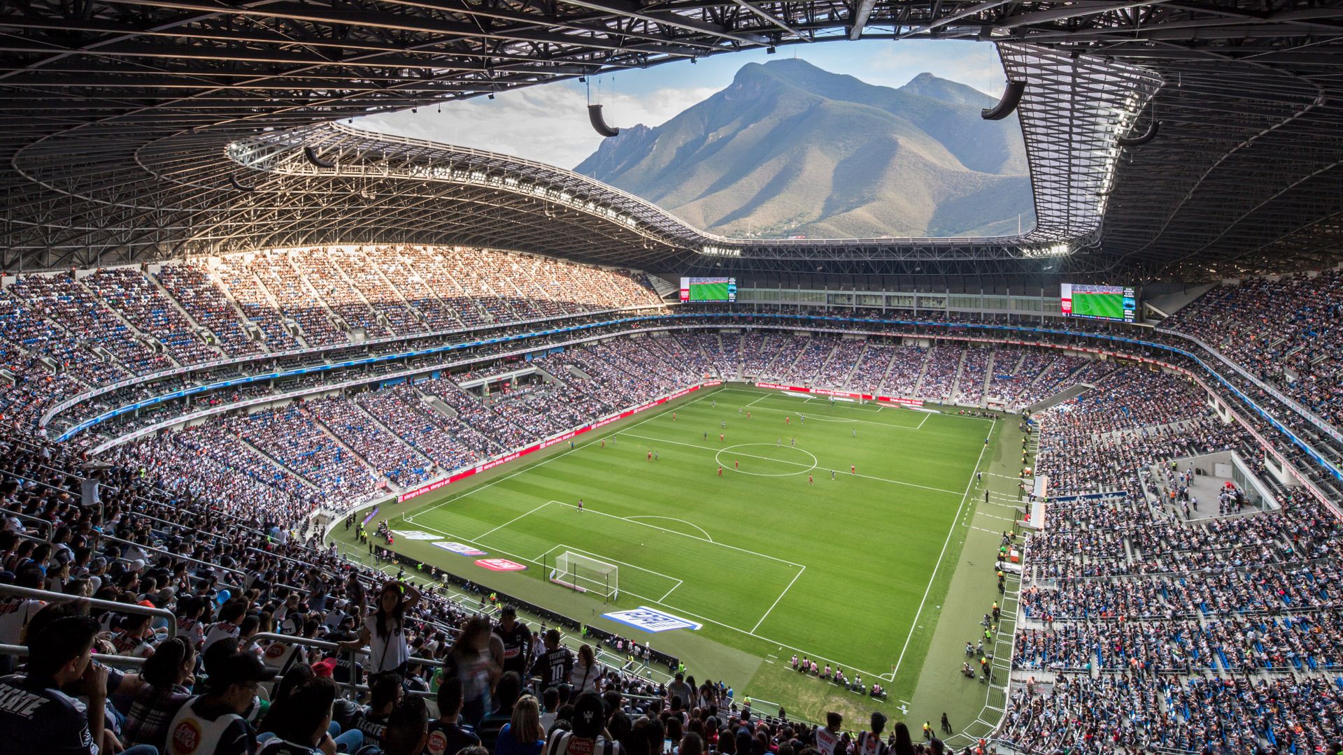 El Estadio BBVA de Monterrey cuenta con vistas al Cerro de la Silla desde una de las gradas. Su interior fue renovado para mejorar la climatización.