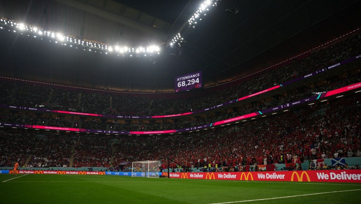 McDonald's lleva patrocinando el Mundial de Fútbol desde 1996. En Qatar también tuvo visibilidad en la U televisiva, como ocurre en la edición de 2026. McDonald's lleva patrocinando el Mundial de Fútbol desde 1996. En Qatar también tuvo visibilidad en la U televisiva, como ocurre en la edición de 2026.