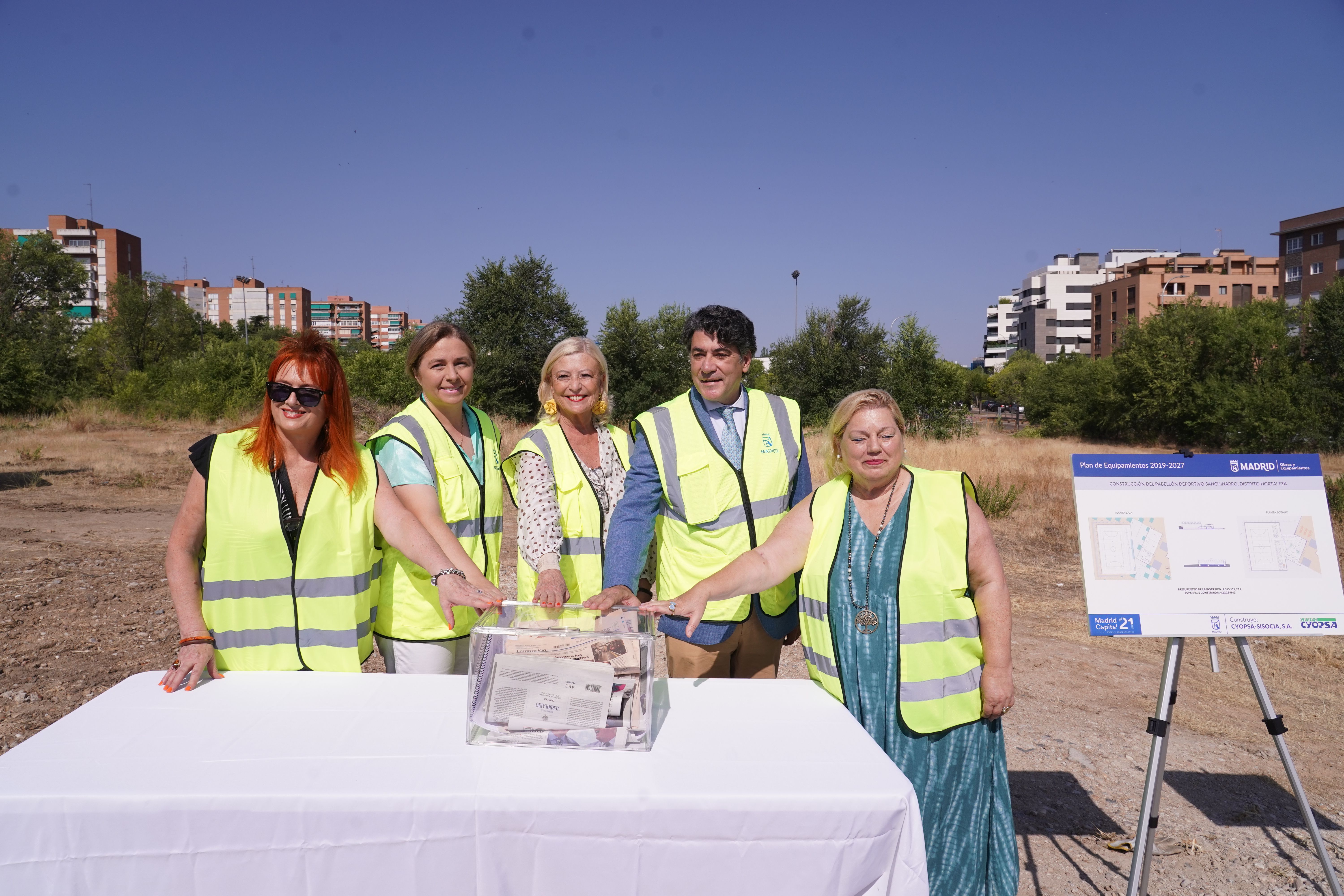 La vicealcaldesa, Inma Sanz, ha colocado la primera piedra con la delegada de Obras y Equipamientos, Paloma García Romero, y el concejal de Hortaleza, David Pérez.