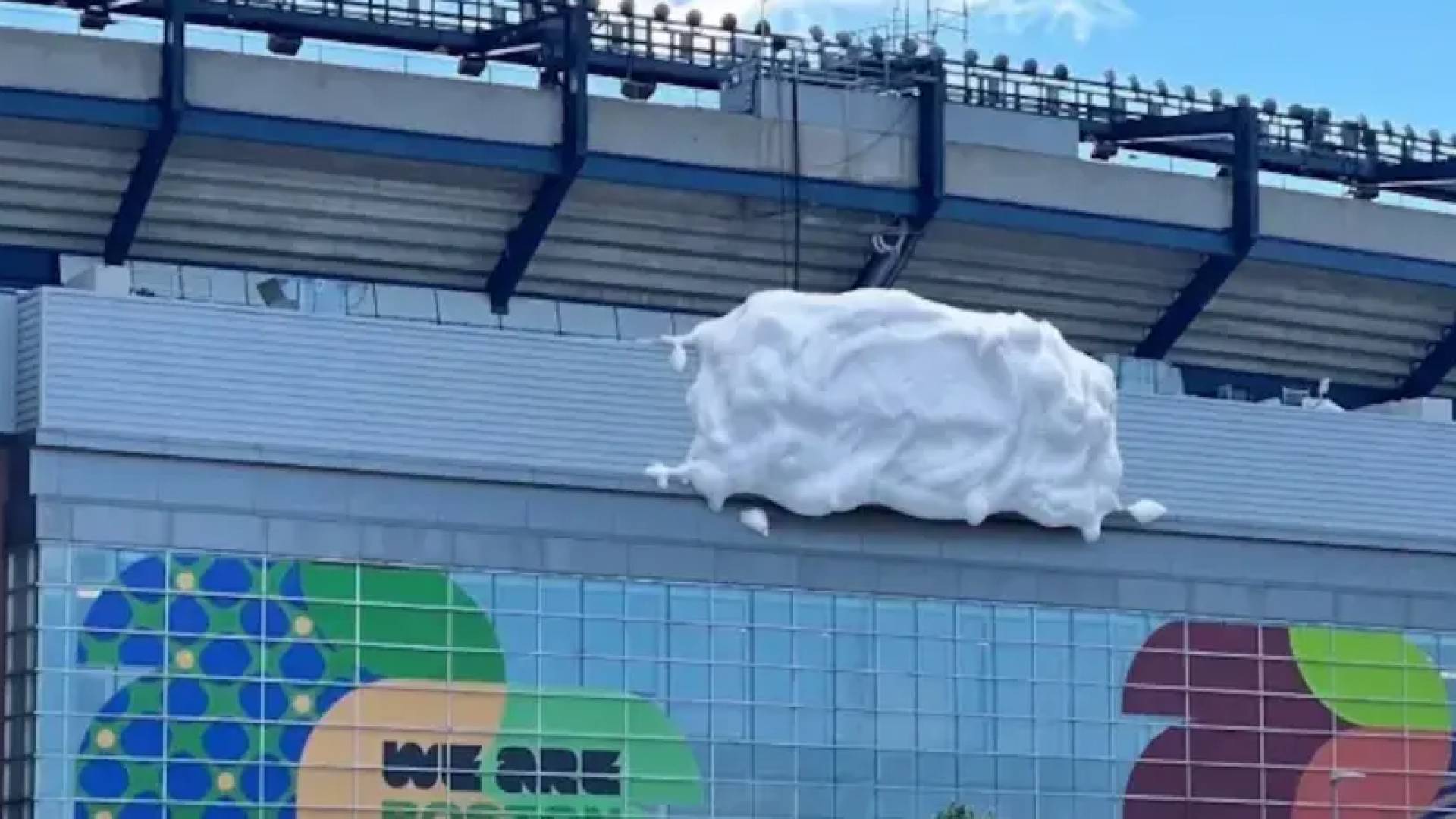 Gillette ha cubierto su logo en el estadio de Boston de una forma creativa, al colocar un semblante de espuma de afeitar.