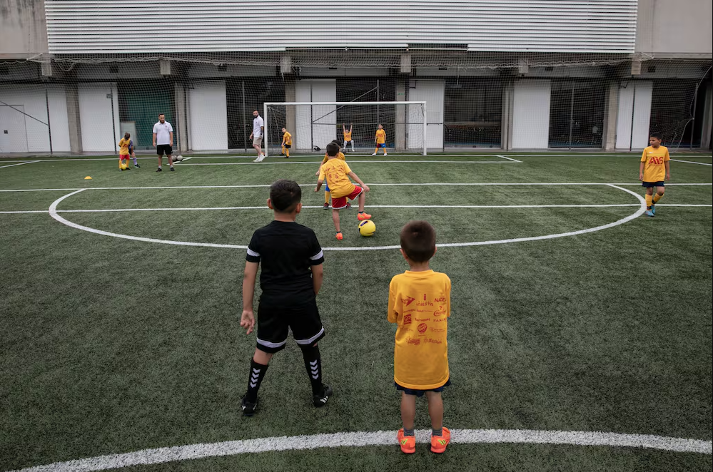 Niños jugando a fútbol