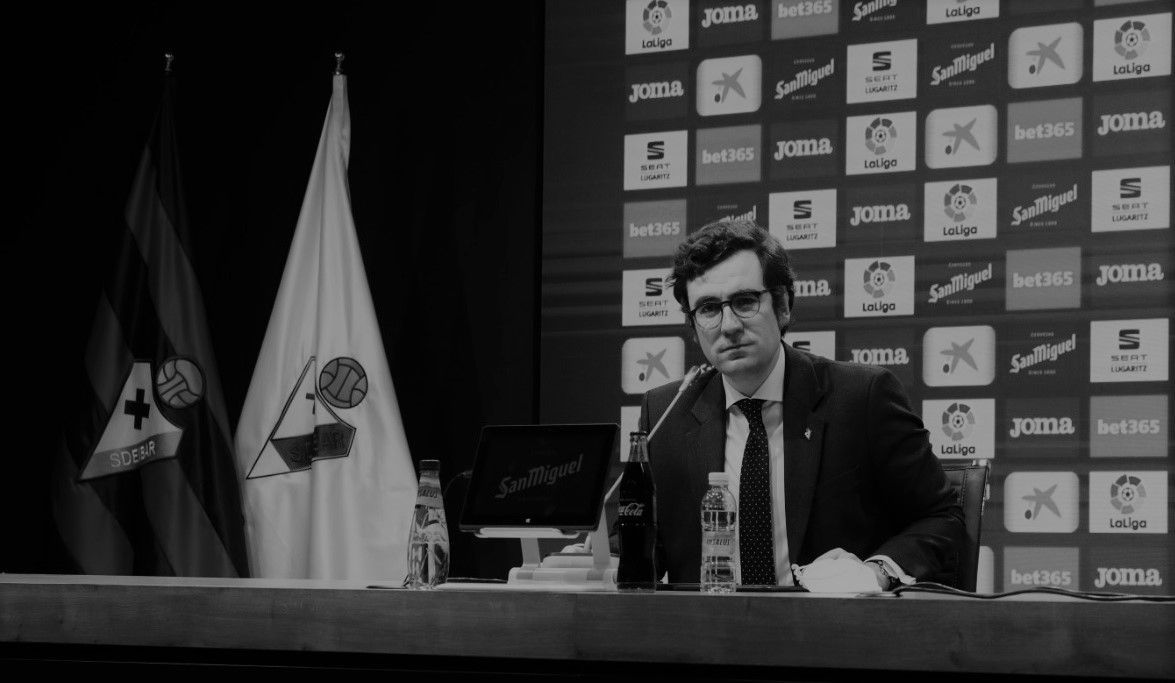 SD Eibar Jon Ander Ulazia fondo one on one blanco y negro