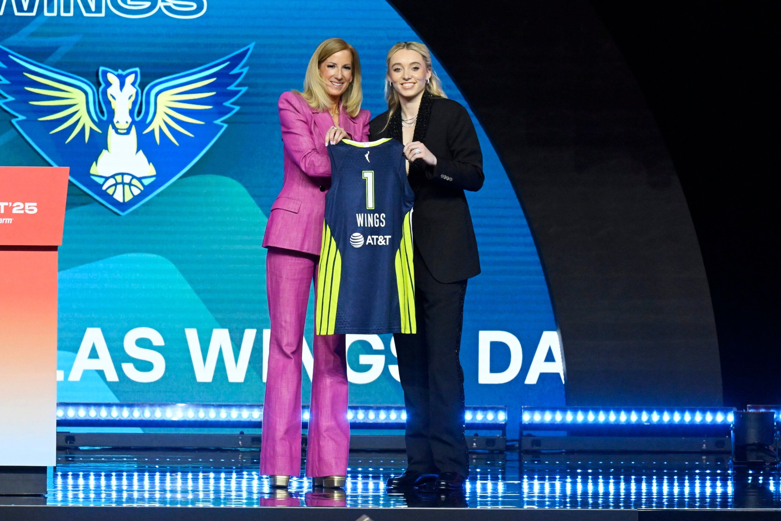 Cathy Engelbert y Paige Bueckers. Fotografía de Getty cedida por WNBA. 