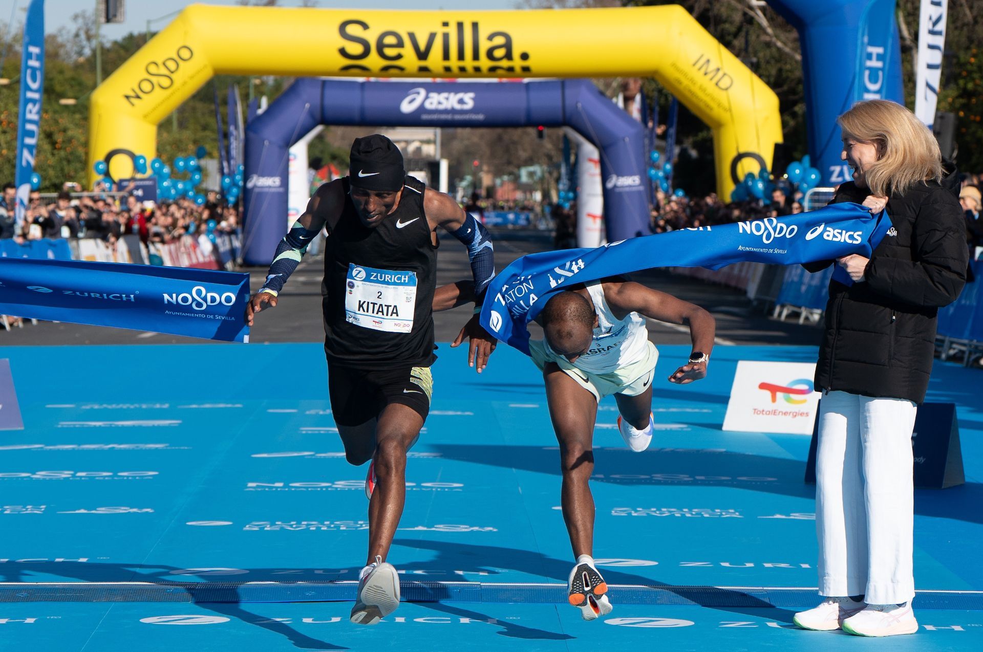 Maratón de Sevilla 2026 meta. Fotografía de Sport Life