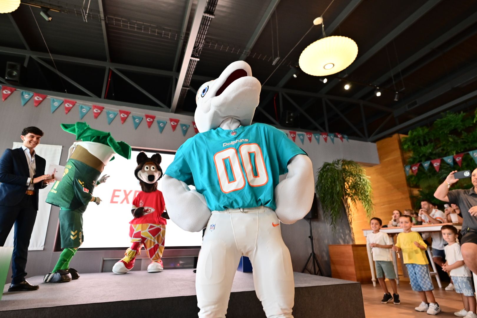 Las mascotas de Chiefs y Dolphins, KC Lobazo y T.D., participaron en la experiencia junto a Palmerín, del Real Betis.