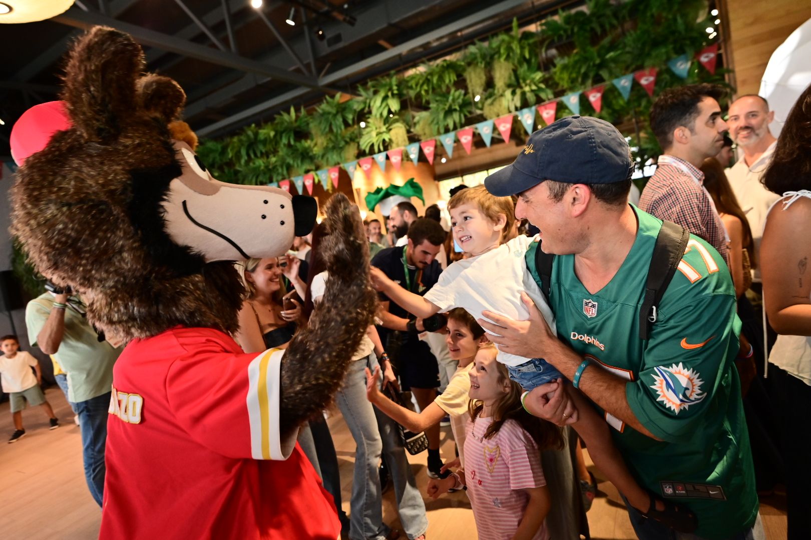 Las mascotas de Chiefs y Dolphins, KC Lobazo y T.D., participaron en la experiencia junto a Palmerín, del Real Betis.