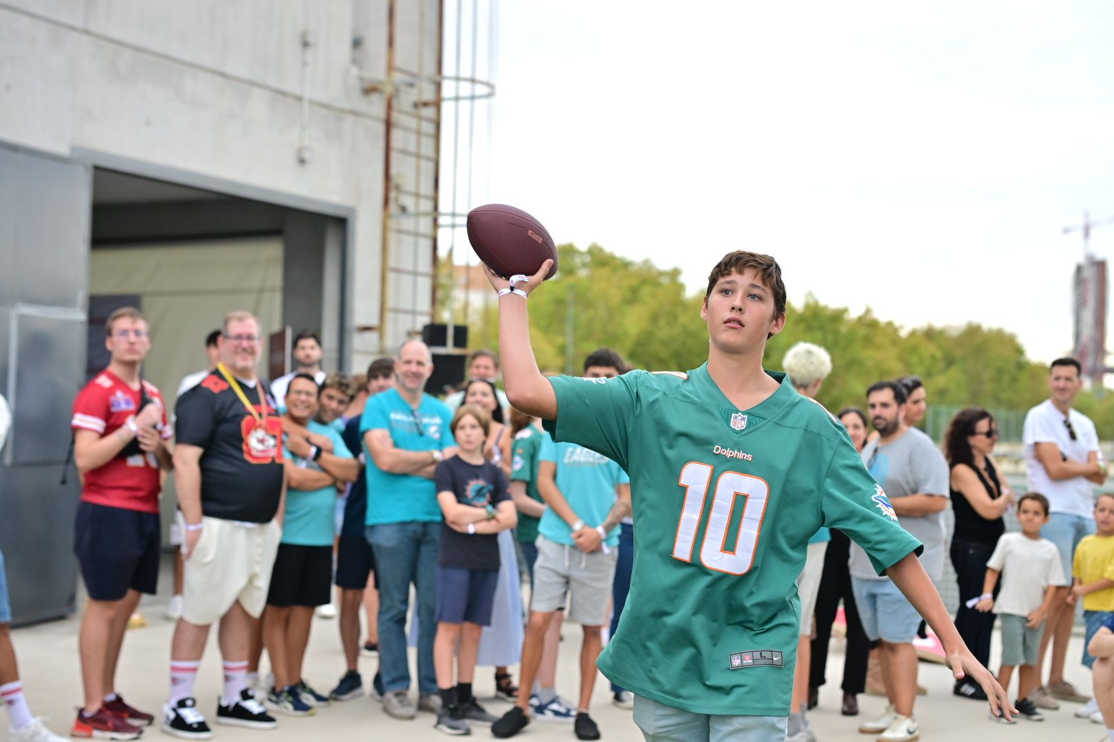 Los asistentes participaron en juegos de precisión de pase durante la NFL Experience Sevilla.
