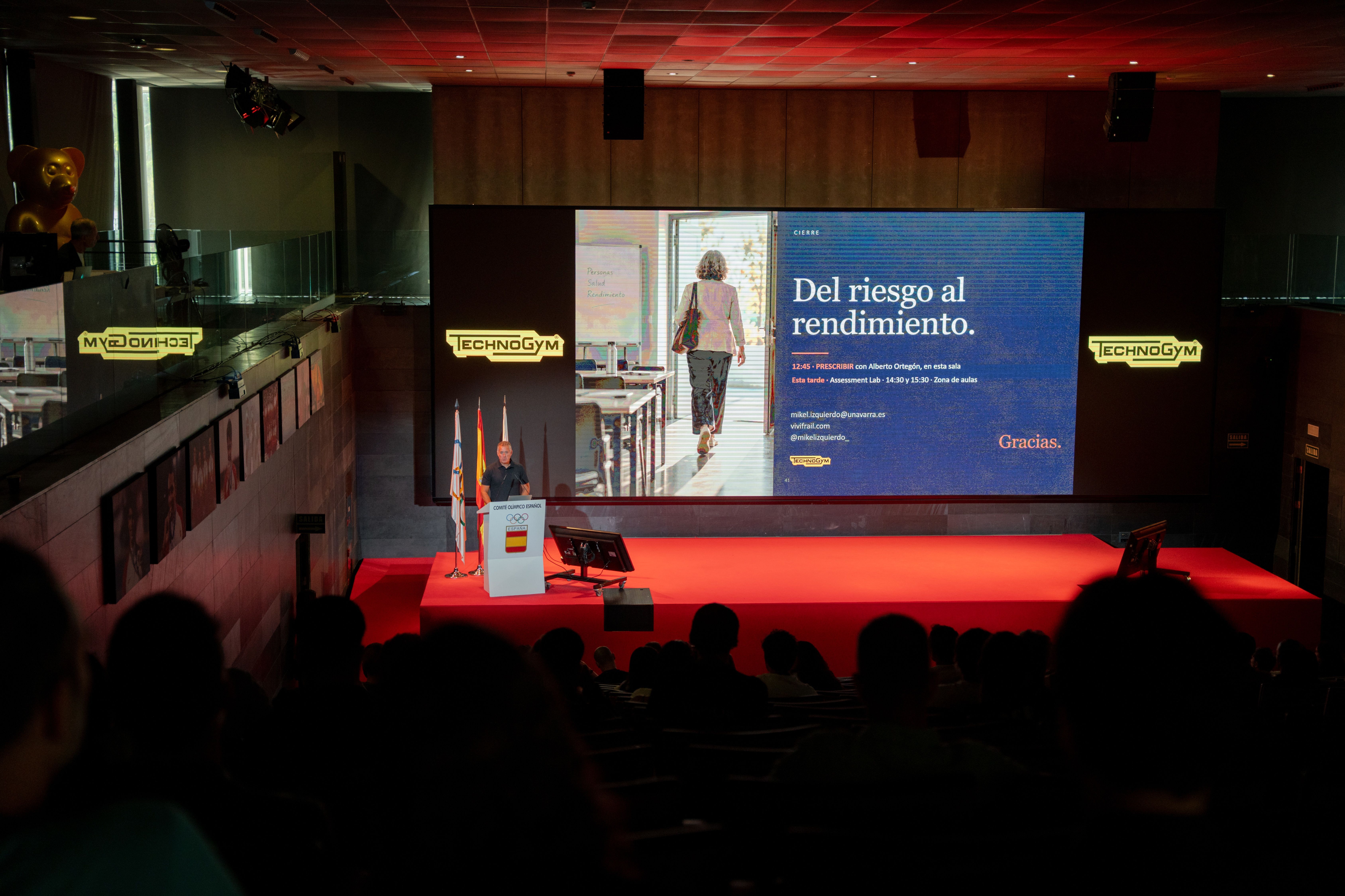 Mikel Izquierdo, catedrático de Ciencias de la Salud, abordó la importancia de incorporar pruebas de capacidad física y marcadores funcionales