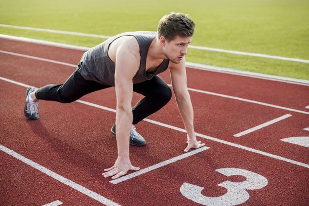 Un atleta se dispone a realizar una salida.