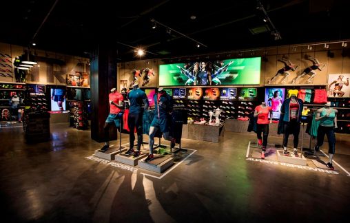 New Balance recupera suma otras dos tiendas propias en y Barcelona