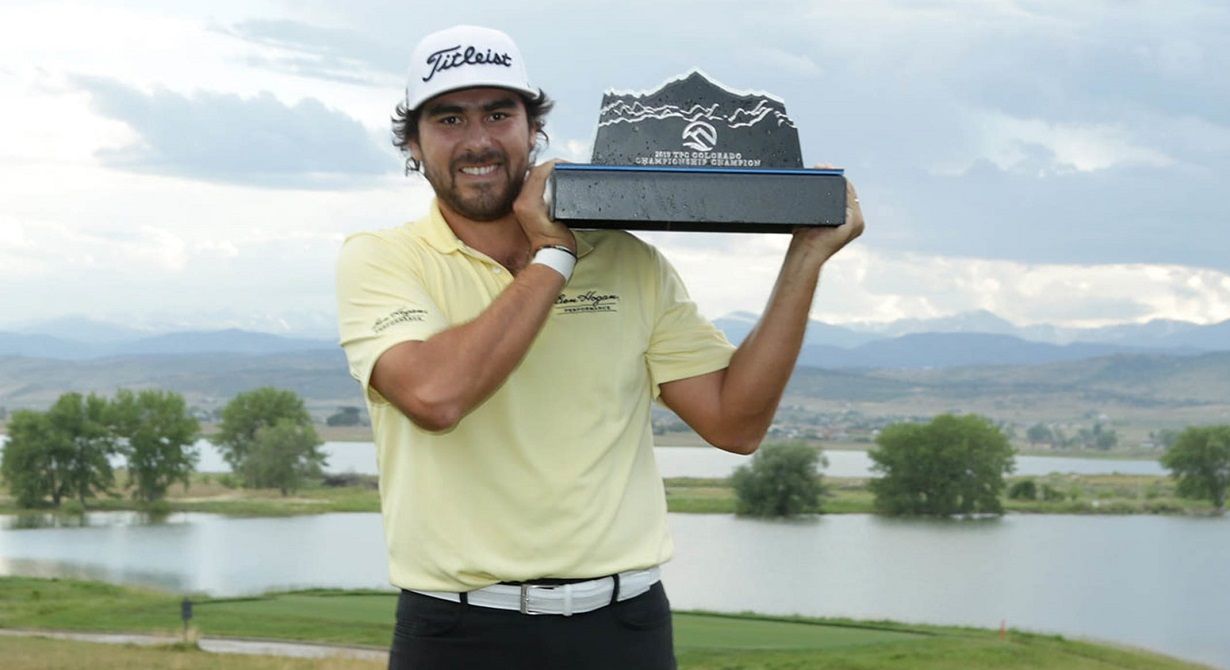 El golfista Nelson Ledesma, representado por PAR72, levanta un trofeo.
