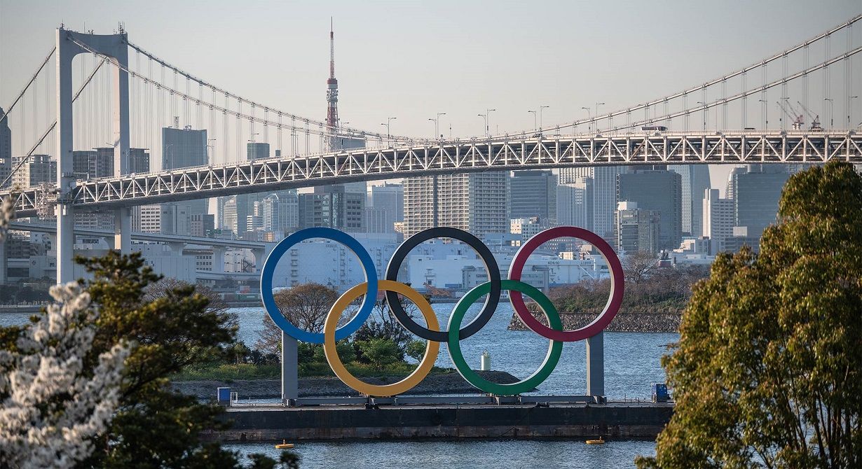 Imagen de Tokio con los anillos del COI en primer plano.