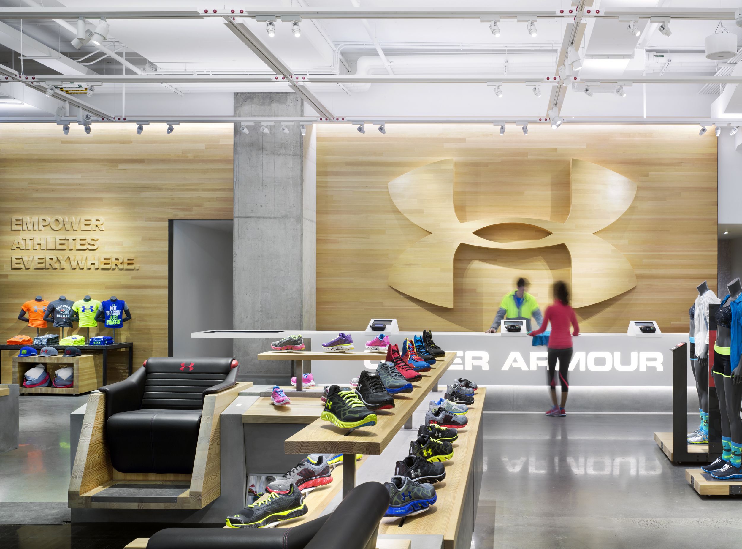 altavoz proyector Ambicioso Under Armour abre en Barcelona su tienda más grande de to...