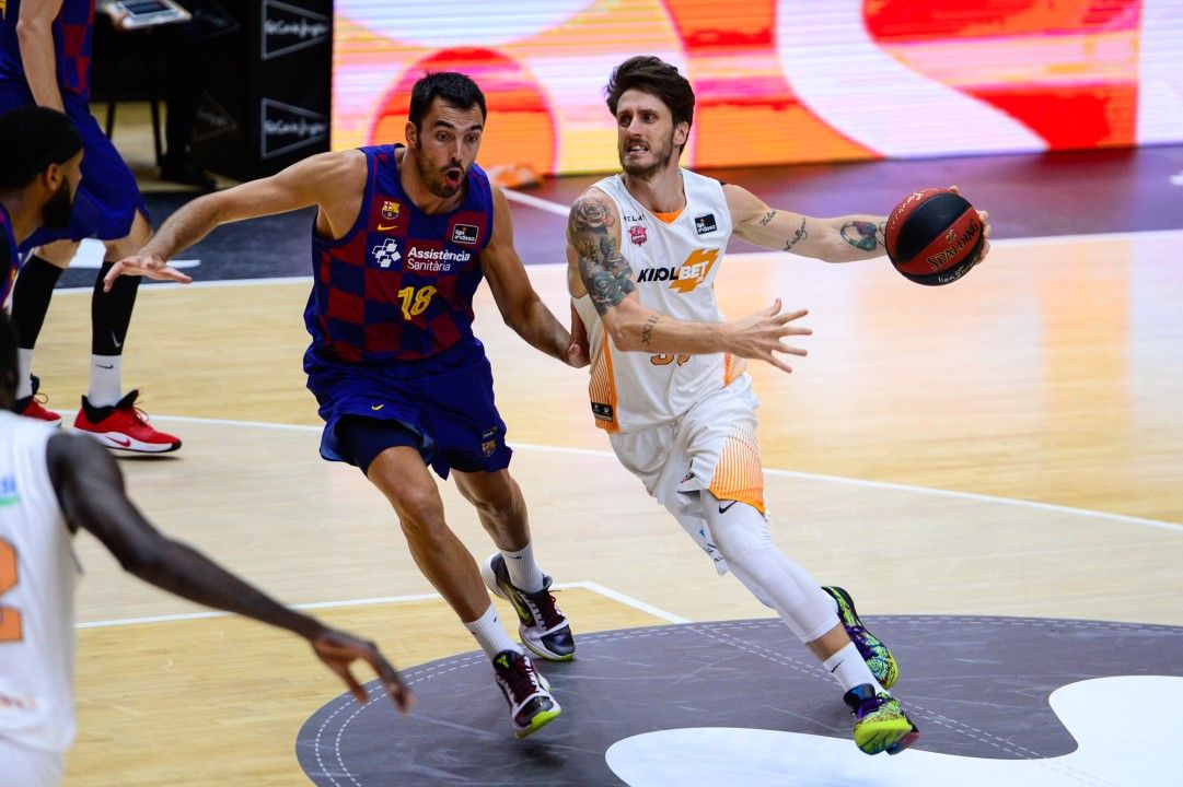 Jugadores de Barça y Baskonia con zapatillas Nike.