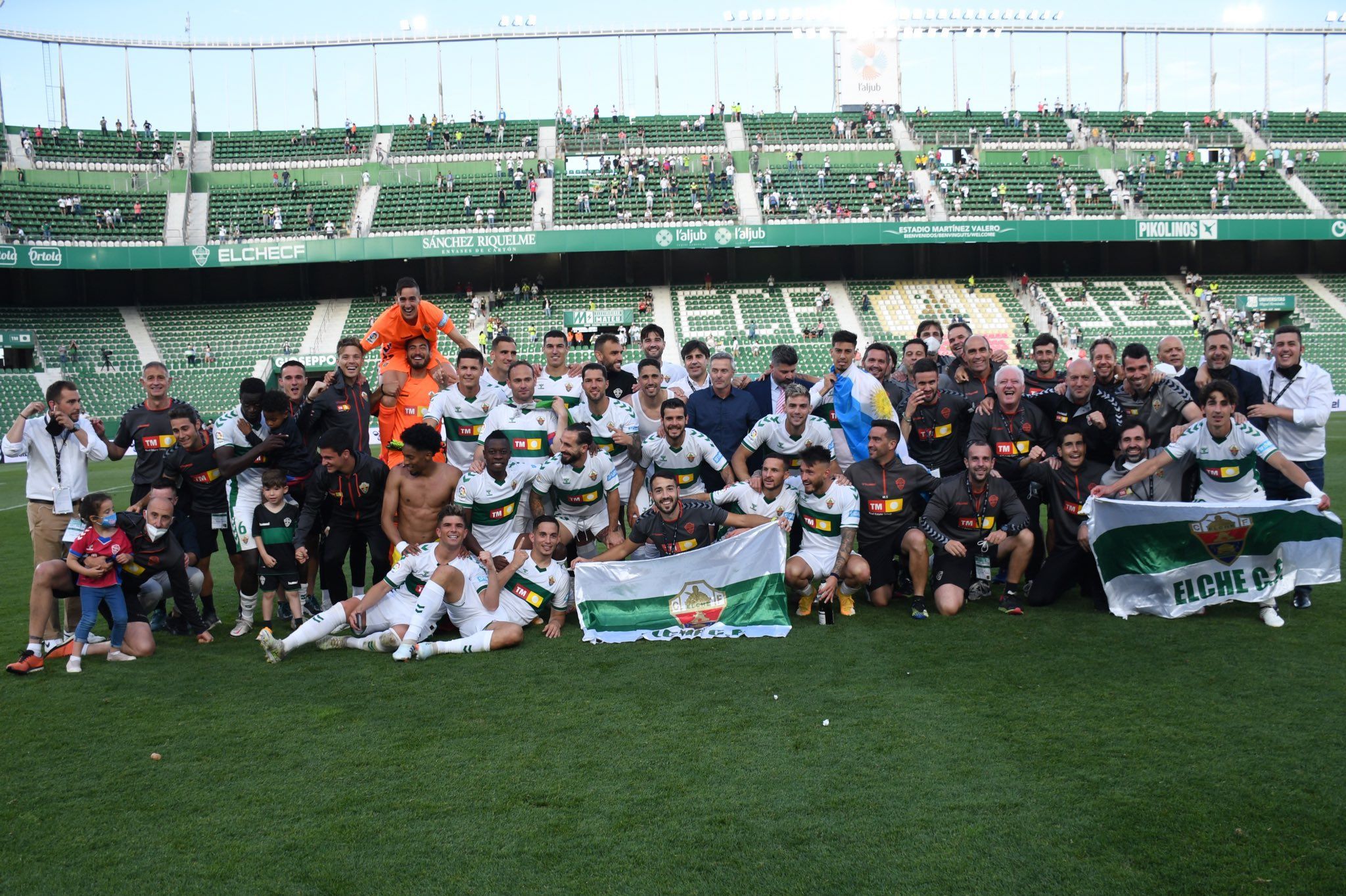 El Elche sigue pasos la SD Huesca y firma con N...