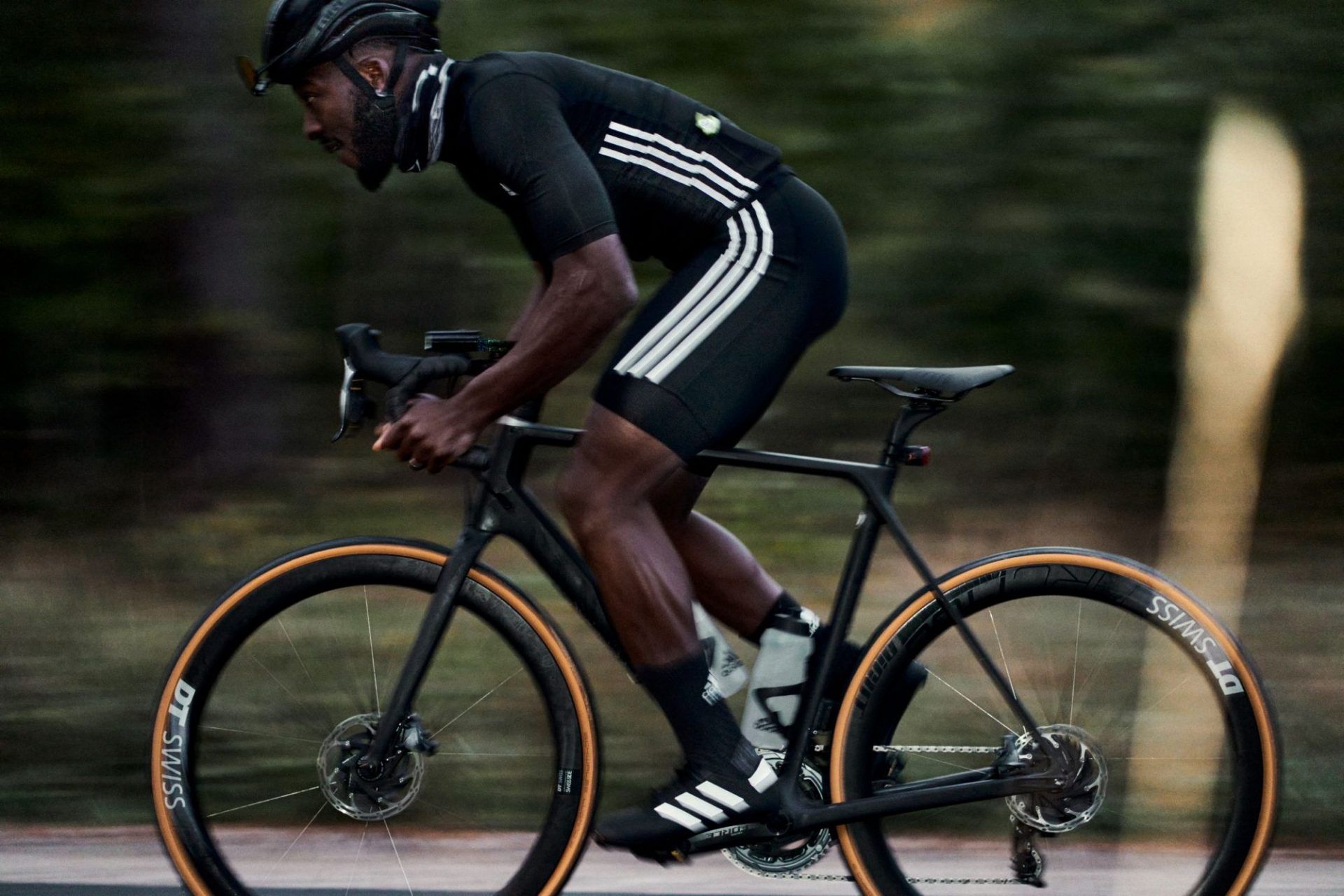 rojo Renacimiento Porcentaje Adidas, a por el ciclismo: pone a la venta su primera lín...
