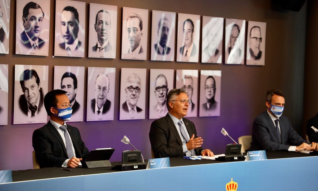Jose María Duran, en el centro, con Mao Ye a su derecha.